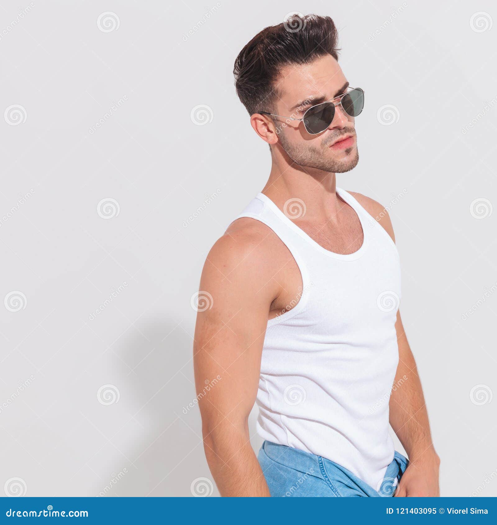 Retrato Dos óculos De Sol Do Homem Muscular Sedutor E Do Tanque Vestindo T  Imagem de Stock - Imagem de povos, lado: 121403095