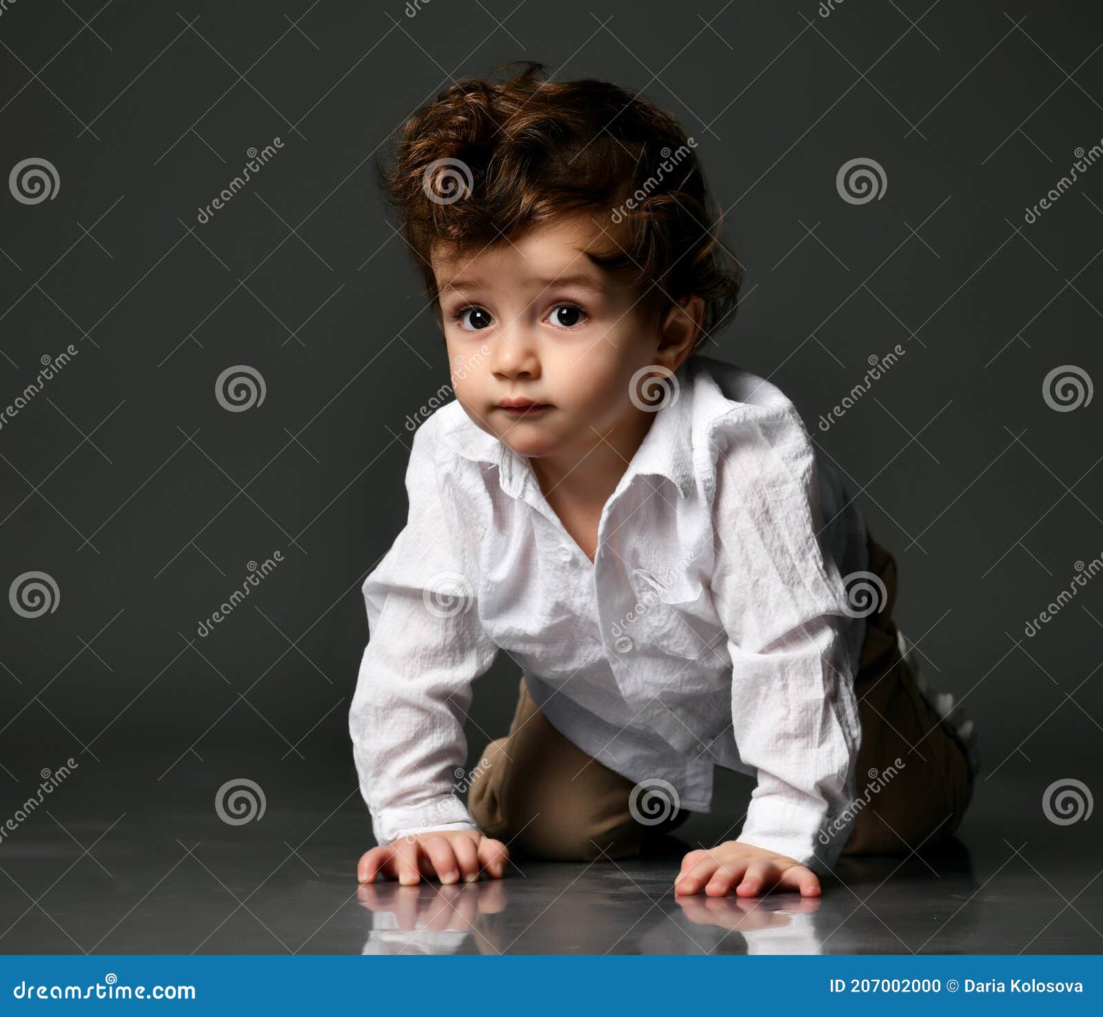 Retrato Elegante De Un Niño Bebé De Moda En Gris Foto de archivo - Imagen  de ropas, pantalones: 207002000