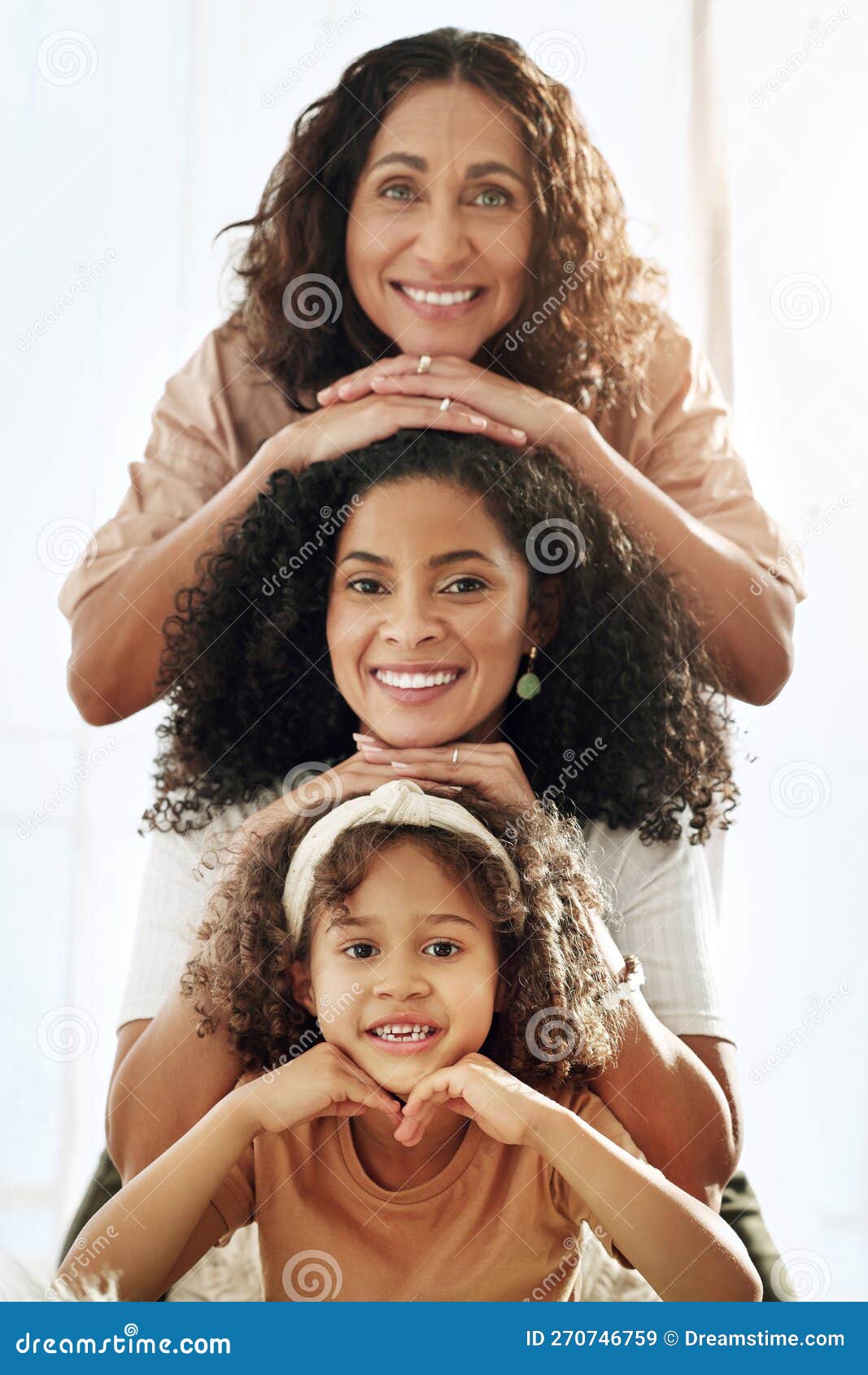 Sorriso relaxado e retrato de menina negra e tablet no chão da