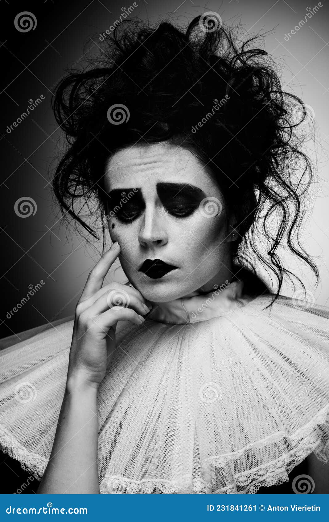 Retrato En Blanco Y Negro Recortado De Una Bella Mujer Artística Disfrazada  Con Maquillaje Oscuro Aislado Sobre Fondo Negro Imagen de archivo - Imagen  de creativo, peinado: 231841261