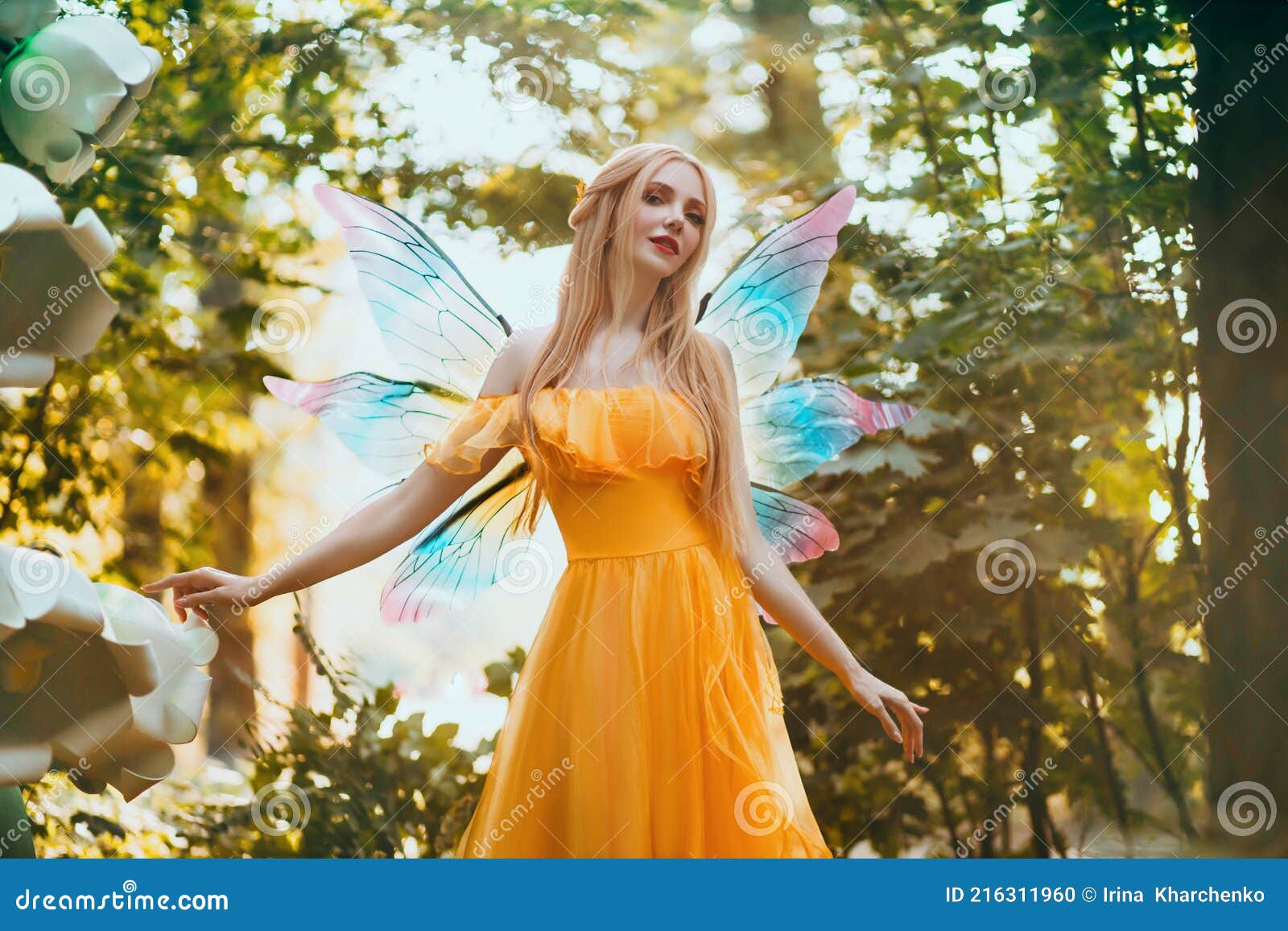 https://thumbs.dreamstime.com/z/retrato-fantas%C3%ADa-mujer-rubia-bosque-hada-modelo-de-la-moda-muchacha-elfa-en-el-vestido-amarillo-brillante-alas-mariposa-paseos-216311960.jpg