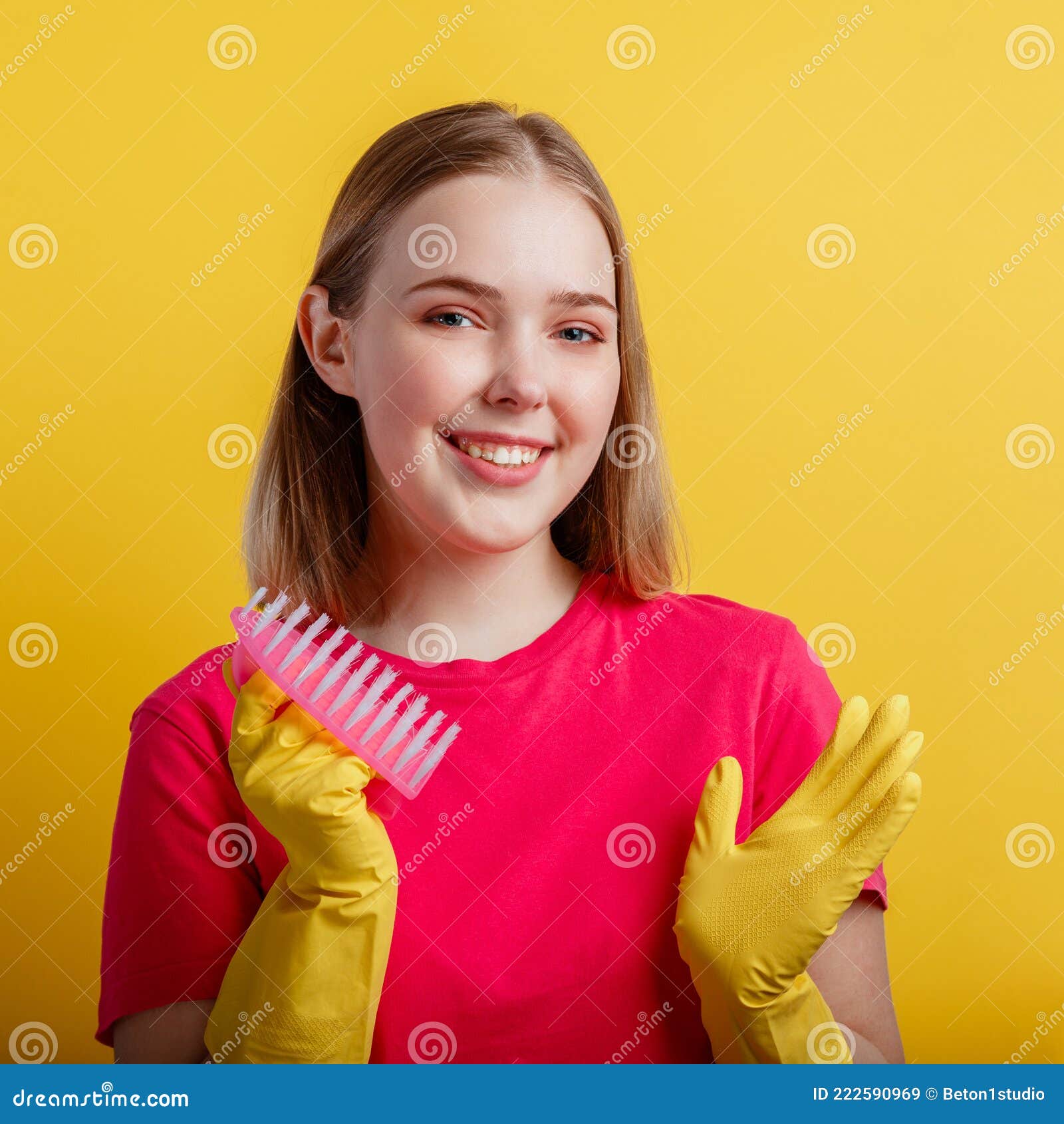Joven con guantes de goma amarillos listo para limpiar
