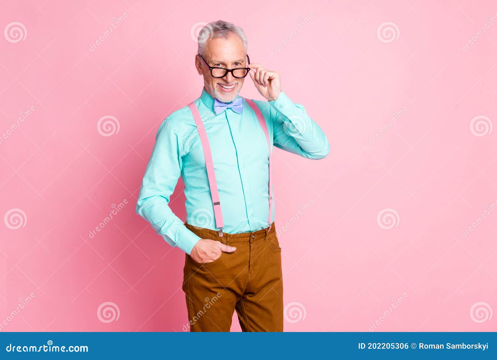 Foto-retrato Homem Na Camisa Usando óculos Mantendo a Pilha De