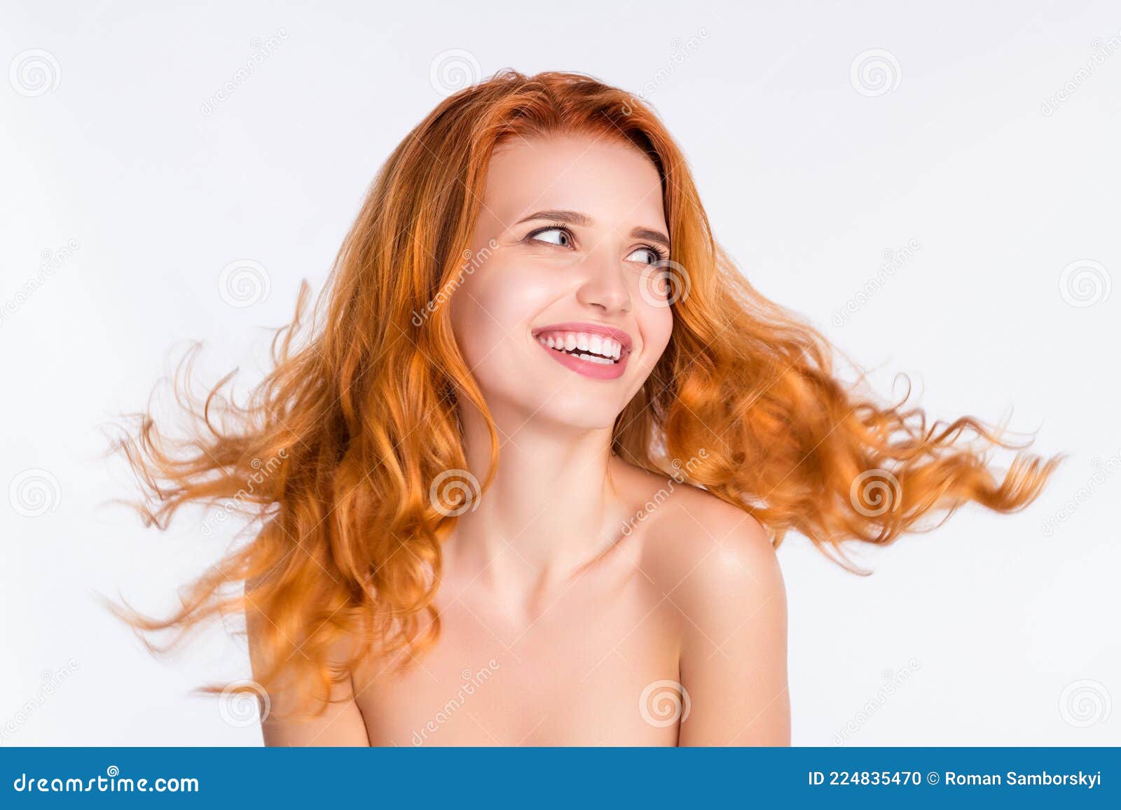 Sabrosa mujer cabello largo se desnuda