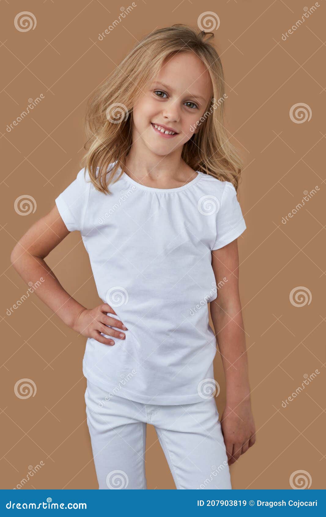Frontal De Adorable Niña Rubia Con El Pelo Ondulado Vestida Con Ropa Sobre Fondo Beige Imagen de archivo - Imagen de hija, pelo: 207903819