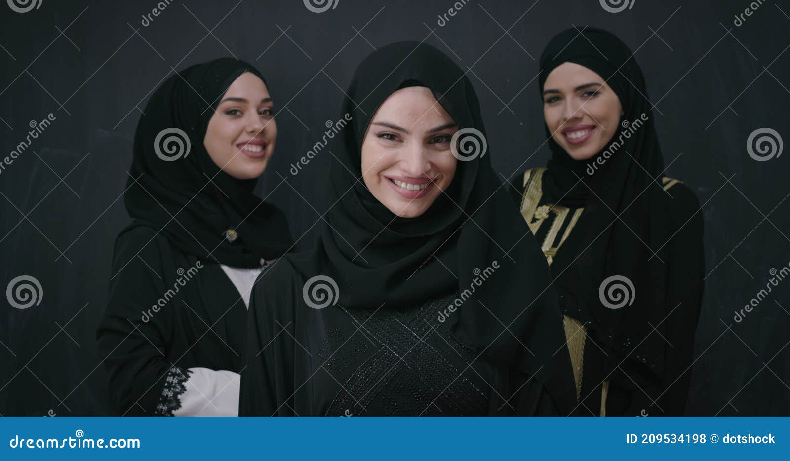 Retrato Grupal De Hermosas Musulmanas Con Vestido De Moda Con Hijab Aislado En El Fondo Negro De 
