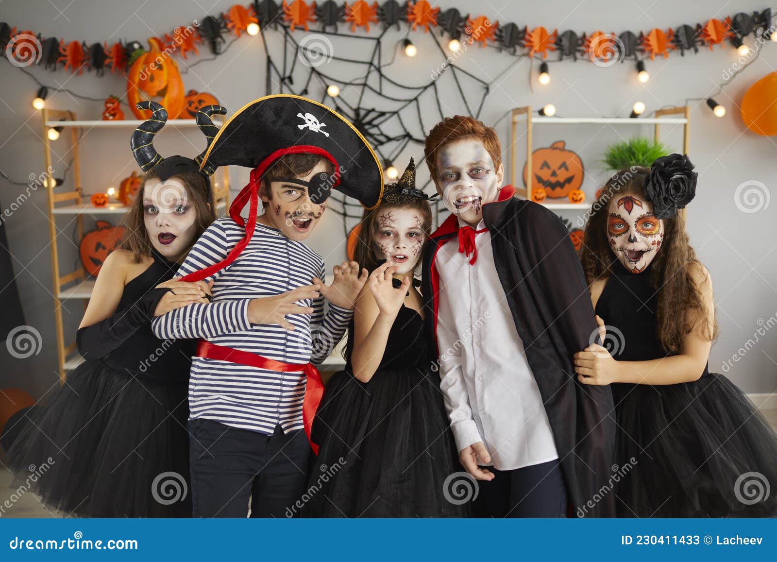 Retrato Grupal De Niños En Una Fiesta De Disfraces De Halloween Con Un Aspecto Un Poco Asustado Imagen de archivo - Imagen de miedo, muchacho: 230411433 Retrato Grupal De Niños En Una Fiesta De Disfraces De Halloween Con Un Aspecto Un Poco Asustado Imagen de archivo - Imagen de miedo, muchacho: 230411433