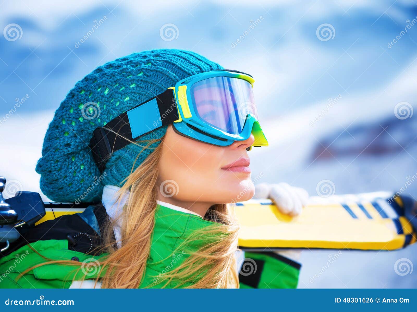 Retrato hermoso de la muchacha del esquiador. Retrato del primer de la máscara de la muchacha hermosa del esquiador y del esquí el sostenerse que llevan, disfrutando de vacaciones de invierno