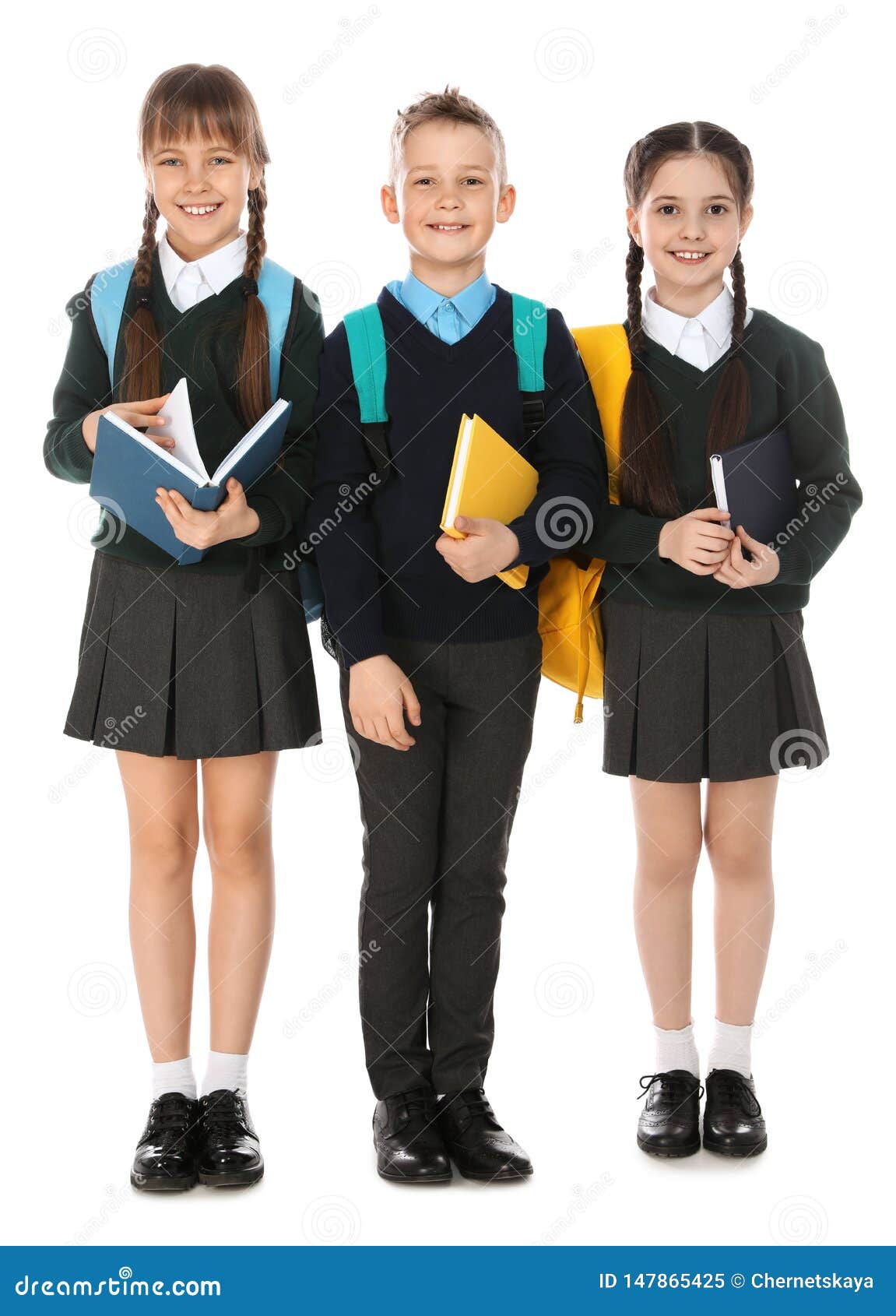 Retrato De Niños Lindos En Uniforme Escolar Con Las Mochilas Y Los Libros En Blanco Imagen de archivo - Imagen de poco, 147865425