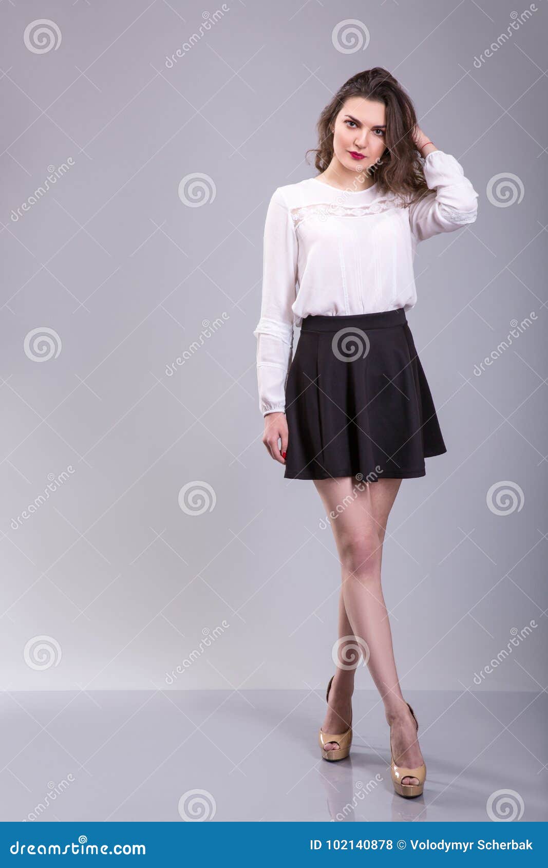 Retrato Lleno Del Cuerpo De La Mujer Joven Vestido En Soportes Hermosos De La Mujer Del Top Blanco Y De La Falda Negra Sobre Foto de archivo - Imagen de atractivo,