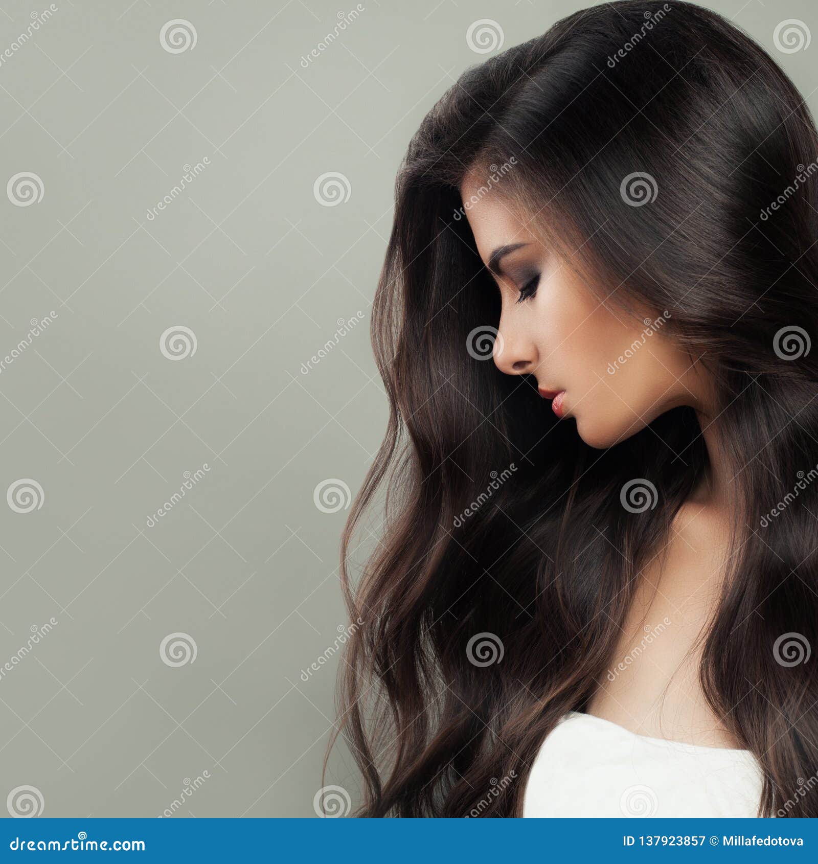 Fundo Mulher De Cabelo Cacheado Com Olhos Escuros Fundo, Linda Foto  Feminina, Fêmea, Beleza Imagem de plano de fundo para download gratuito