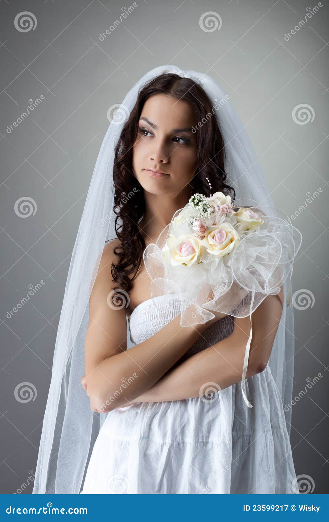 Retrato novo da noiva da beleza com grupo de flores. A mulher nova da beleza gosta do retrato da noiva com grupo de flores