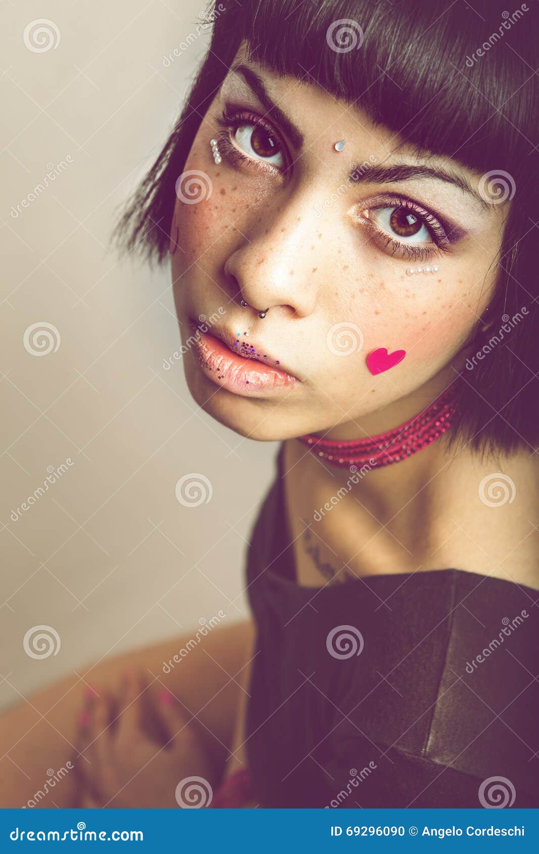 Retrato de uma menina. rosto sem maquiagem. violência na família.