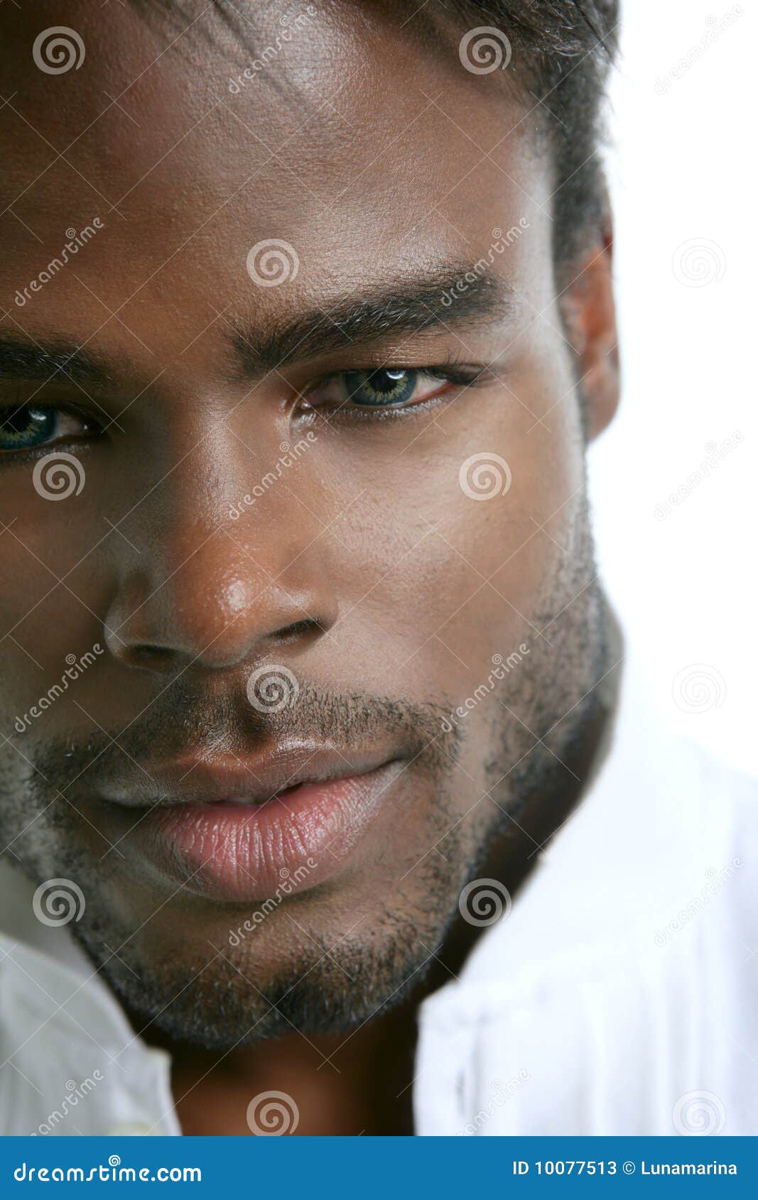 retrato-preto-bonito-do-homem-novo-de-americano-africano-10077513.jpg