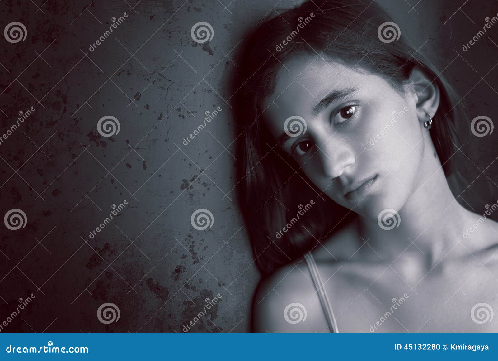 Mulher triste com fundo preto grande relógio foto de alta qualidade