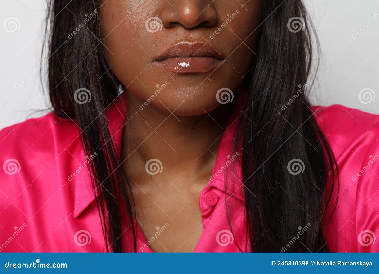 Retrato Recortado De Uma Mulher Africana-americana Usando Camisa Rosa.  Isolado. Foto de Stock - Imagem de bordo, coroa: 245810398