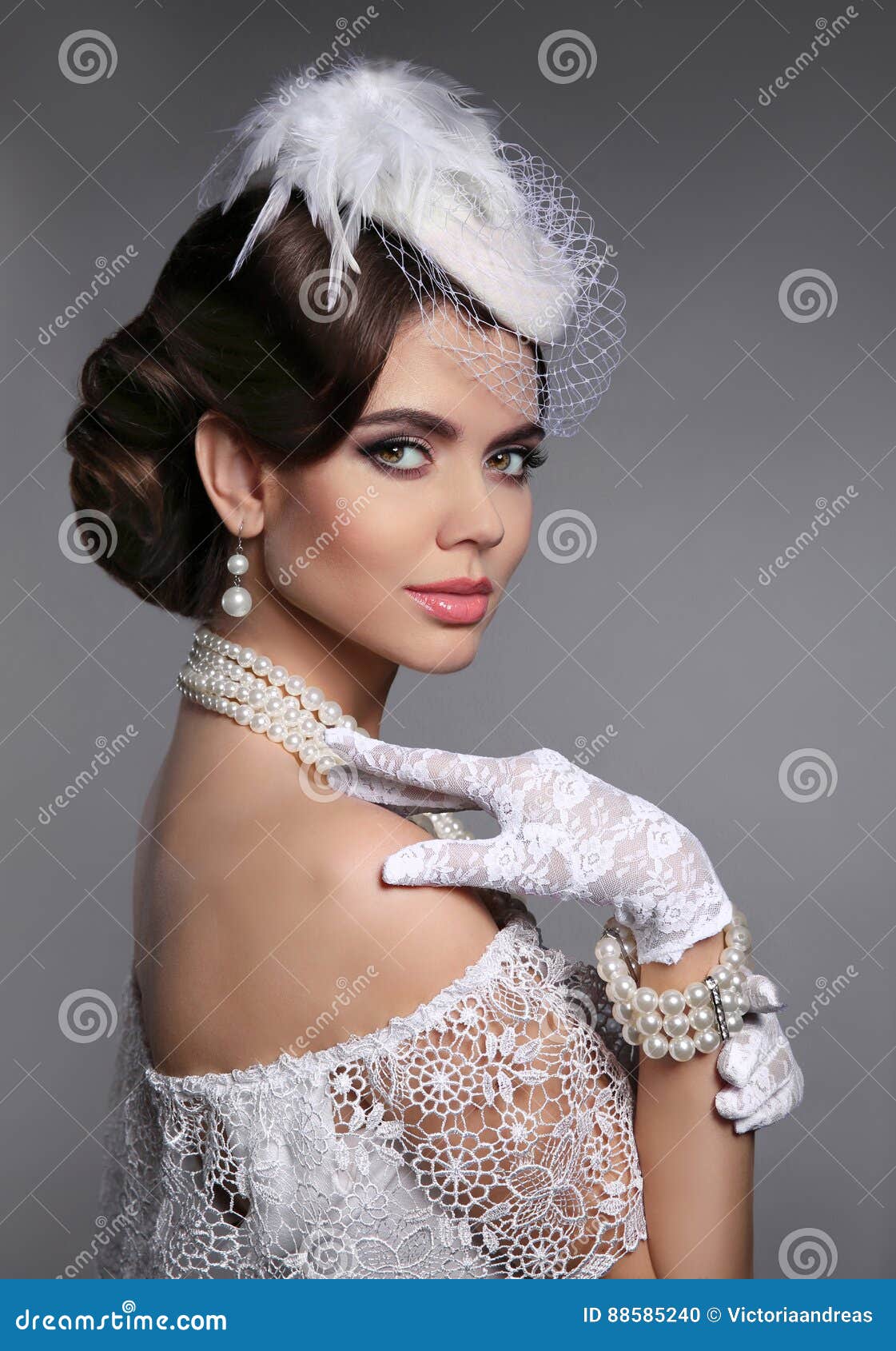 Retrato de uma linda mulher com um penteado de estilo vintage e joias foto  de stock