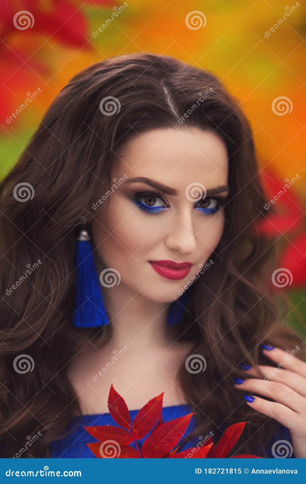 Retrato Romántico De Una Bella Joven Con Maquillaje Azul Y Labios Rojos  Imagen de archivo - Imagen de sonrisa, azul: 182721815
