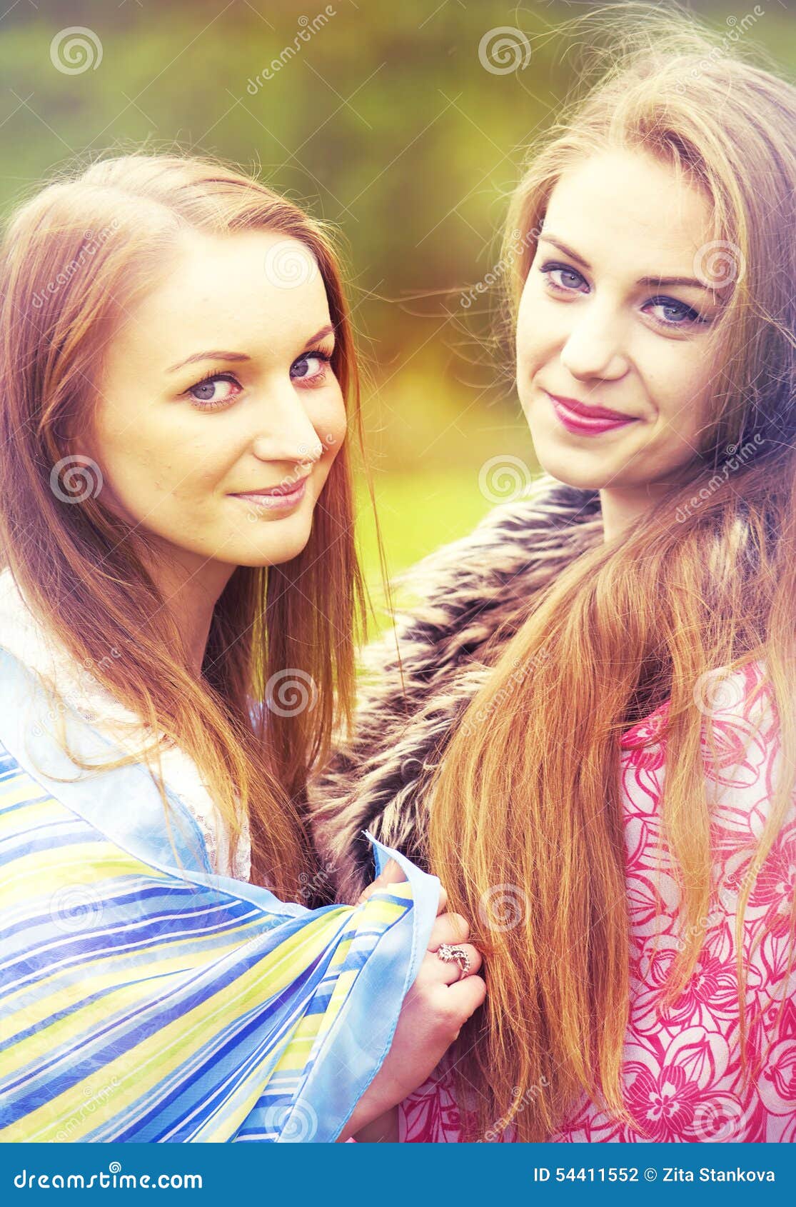 Retrato Romântico De Duas Meninas Bonitas Foto de Stock - Imagem: 54411552