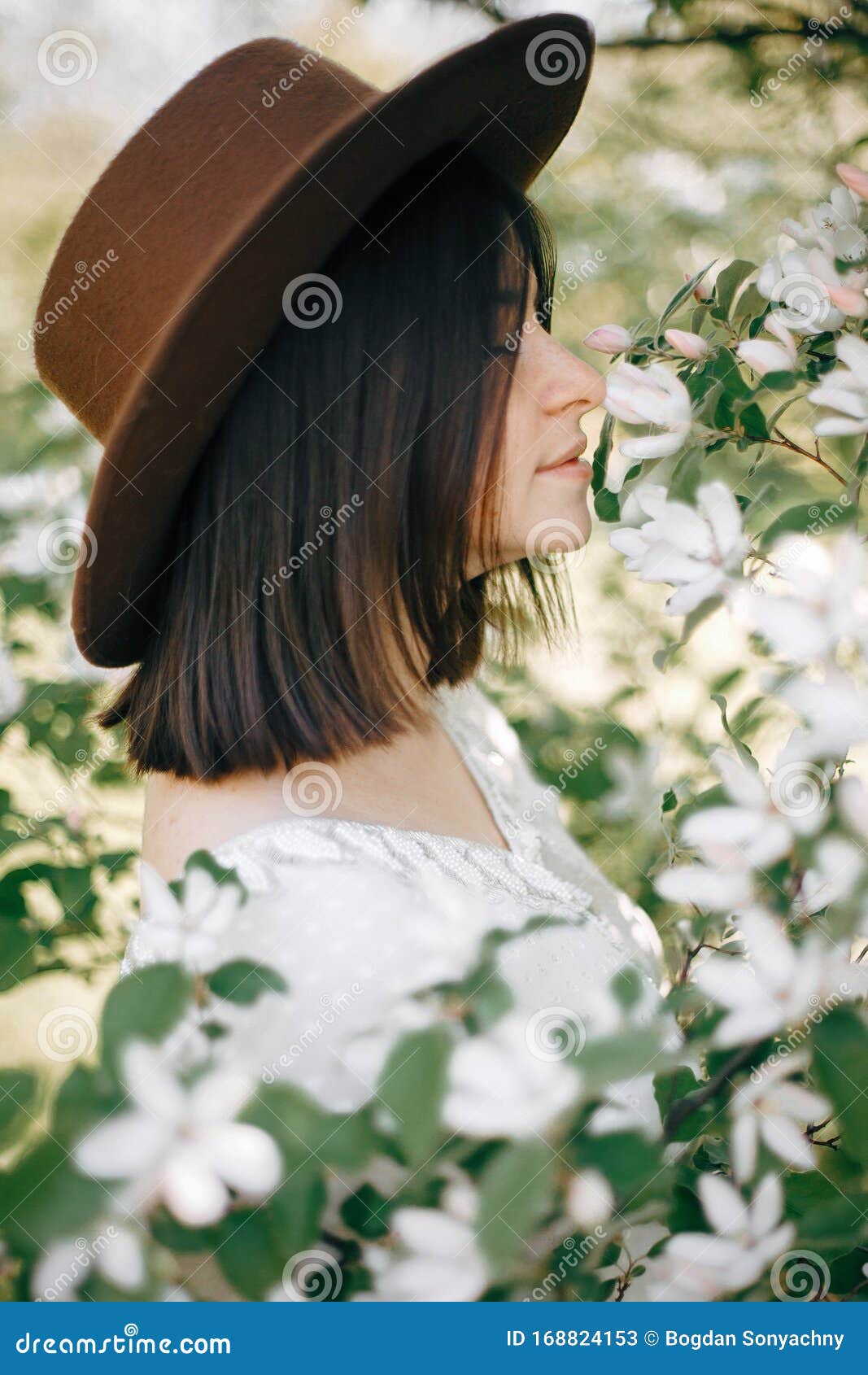 Retrato Sensual De Una Hipster Mujer Sombrero Blanco Oliendo Flores En Primavera Jovencita Elegante Y Tranquila Posan Imagen de archivo - Imagen de calma, flores: 168824153