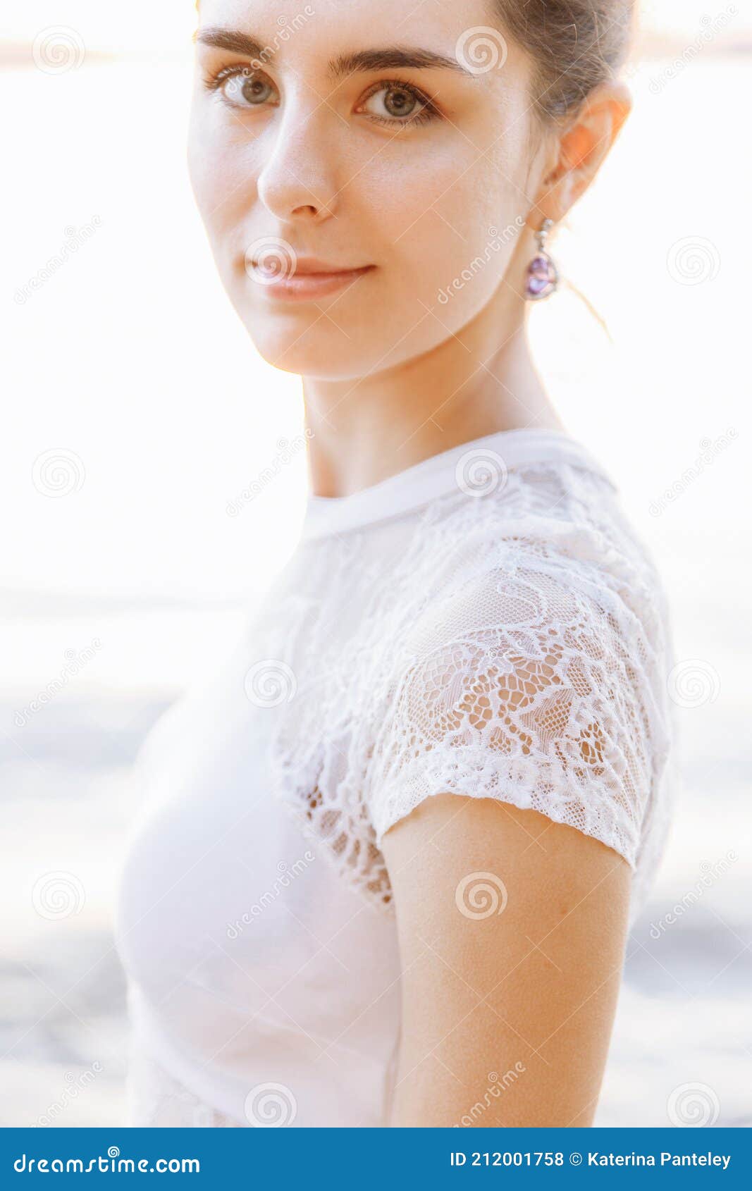 Retrato Suave De Una Joven Hermosa Mujer Con Un Vestido Blanco. Foto de archivo - Imagen de facial, paro: 212001758 Retrato Suave De Una Joven Hermosa Mujer Con Un Vestido Blanco. Foto de archivo - Imagen de facial, paro: 212001758