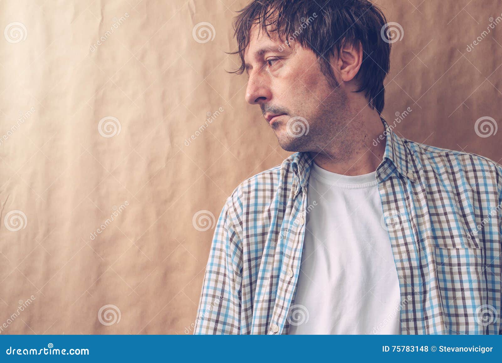 Retrato Detalhado De Um Homem Muito Triste, Deprimido, Sozinho,  Desapontado, Descansando O Rosto Em Mãos, Perfil Lateral Isolado Imagem de  Stock - Imagem de decepcionado, adulto: 135662853
