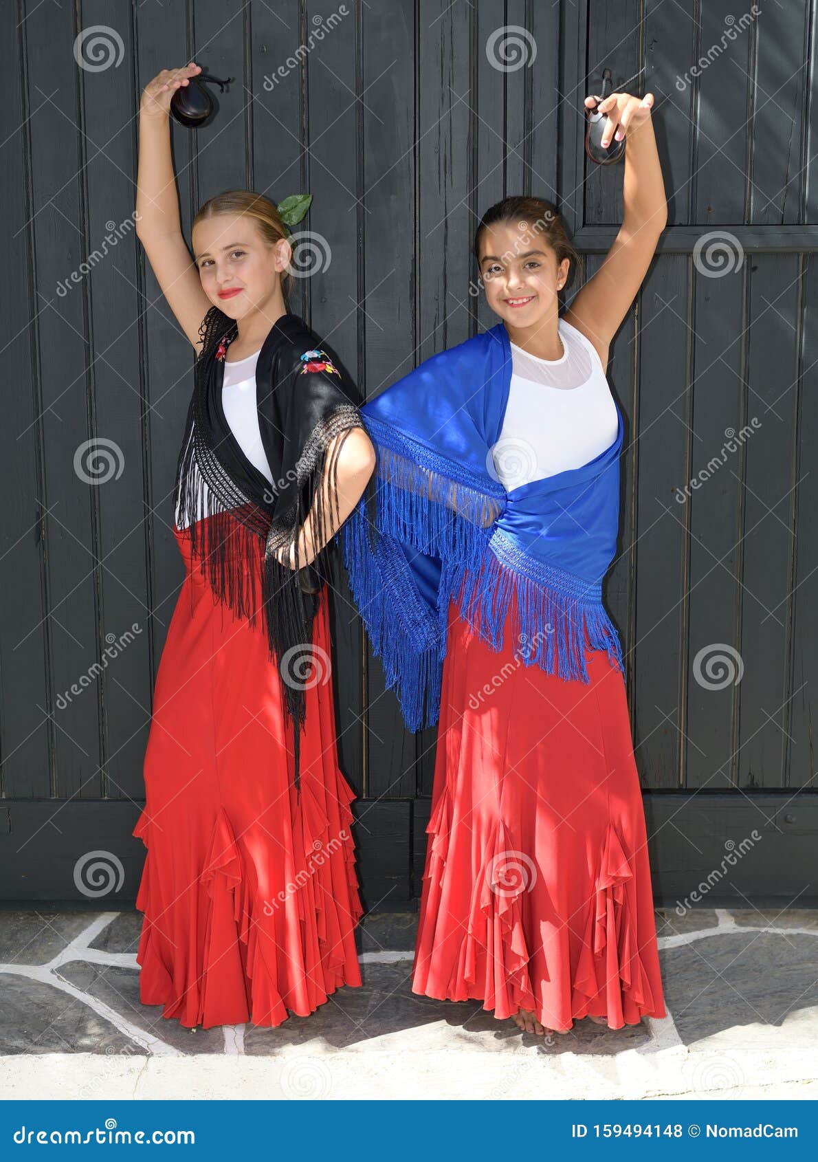 éxito Caliza espíritu Retrato Vertical De Dos NiÃ±as Bailando Flamenco. EstÃ¡n En Una PosiciÃ³n  SimÃ©trica Con El PaÃ±uelo TÃpico Y El Foto de archivo - Imagen de hembra,  artista: 159494148
