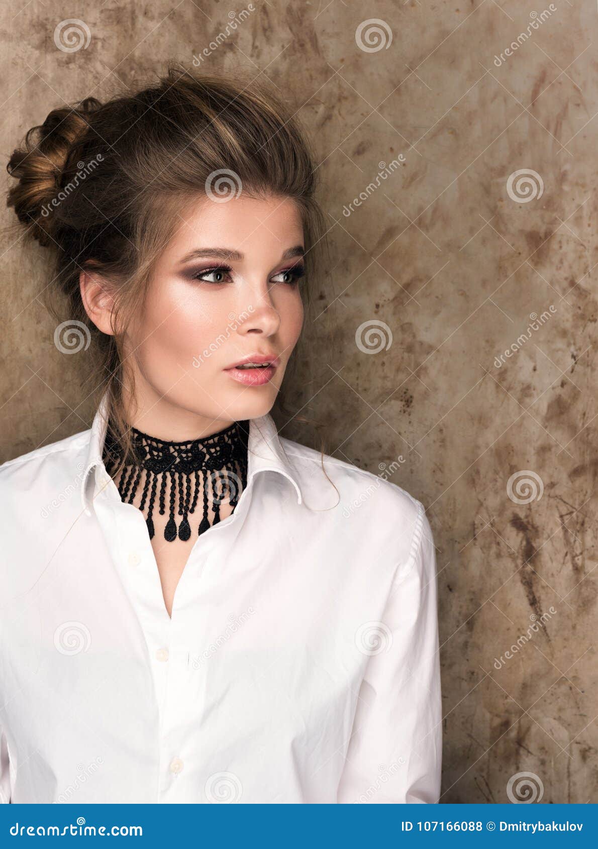 Retrato Vertical De Una Mujer Hermosa En Una Camisa Blanca Con Un Ahogador Negro En Su Cuello Foto de - Imagen de atragantador, pelo: 107166088