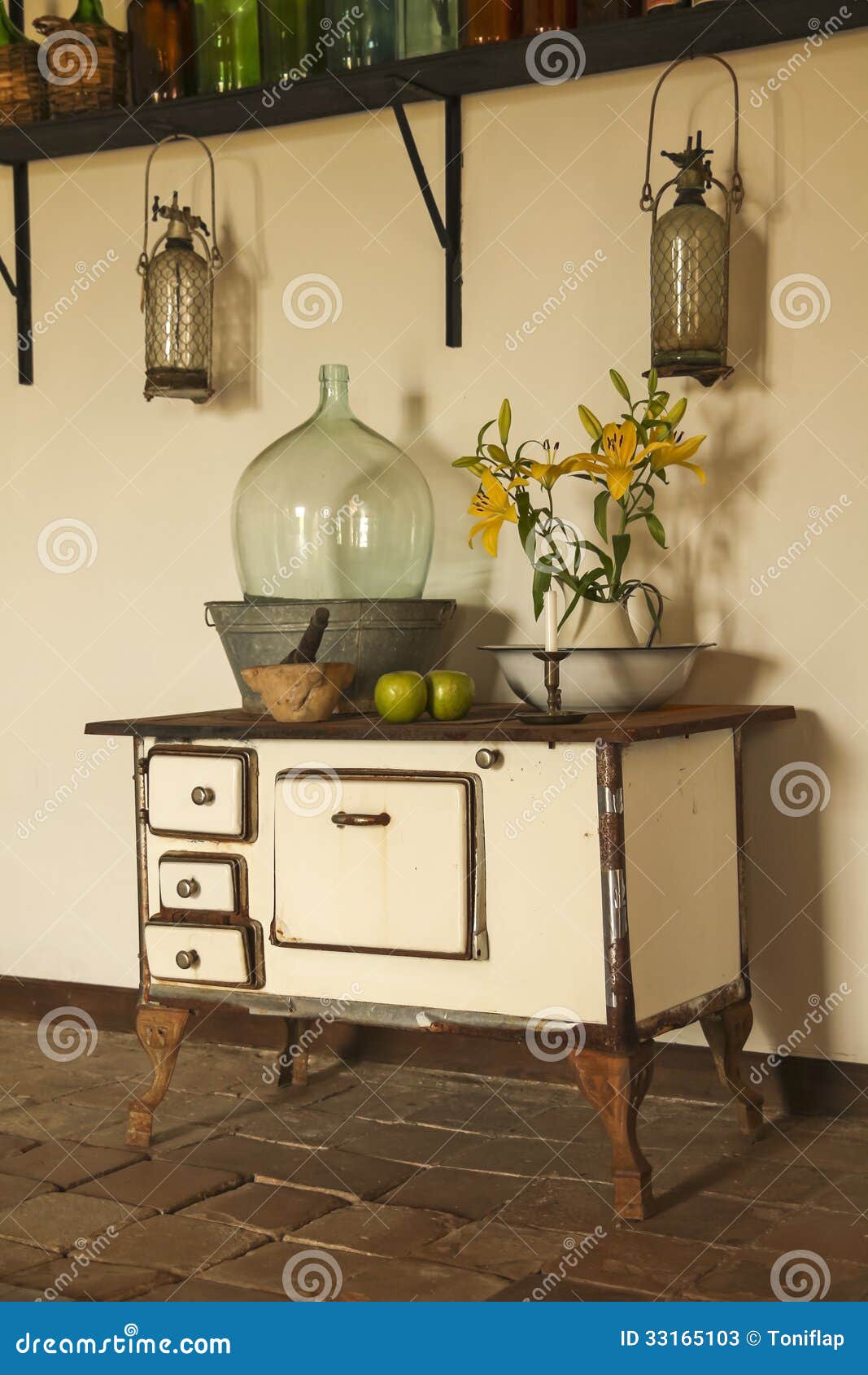 Retro- Küche stockbild. Bild von möbel, druckdose, lieferung - 33165103