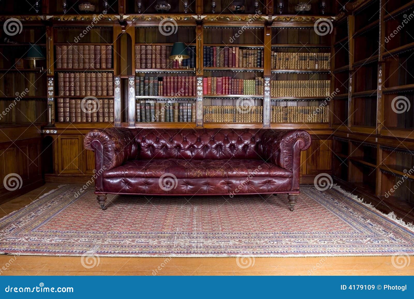 Retro- lederne Couch stockbild. Bild von lernen, antike - 4179109