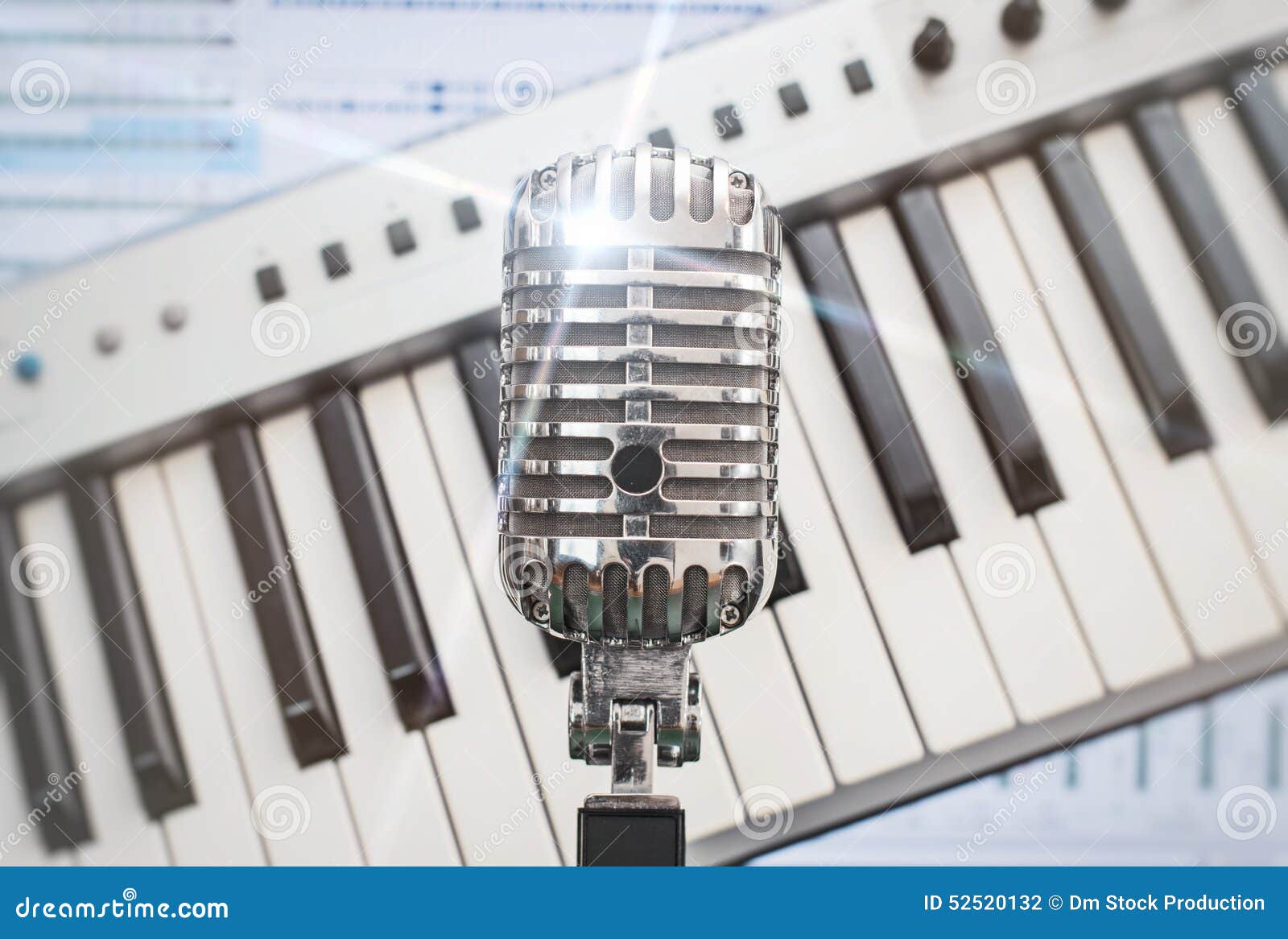 Retro mikrofon över piano- och inspelningprogramvarubakgrund