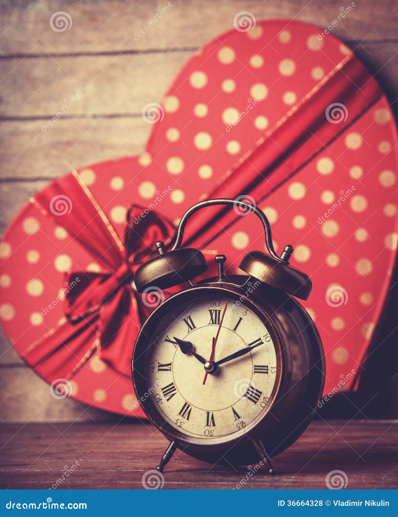 Retro Uhr Und Geschenk Stockfoto Bild Von Geschenk 36664328