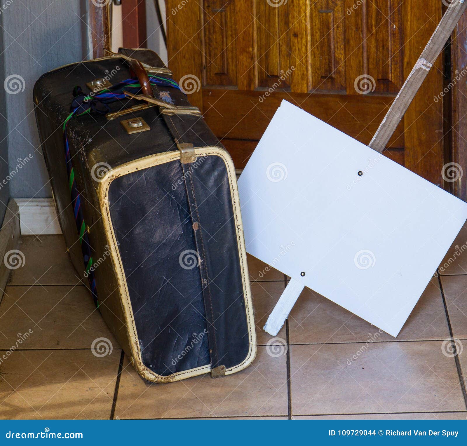 Retro Valigia Del Cartone E Un Cartello in Bianco Fuori Di Una Porta Aperta  Fotografia Stock - Immagine di destinazione, esperienza: 109729044