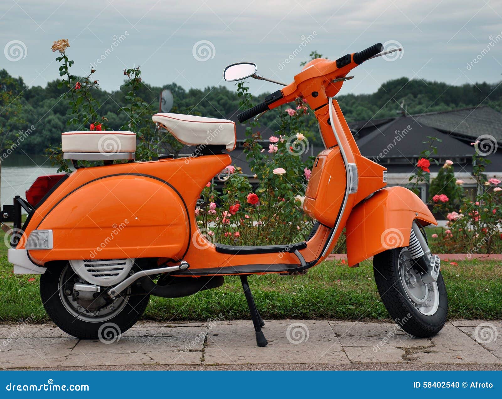 Retro vespa arancio fotografia stock. Immagine di motocicletta 58402540