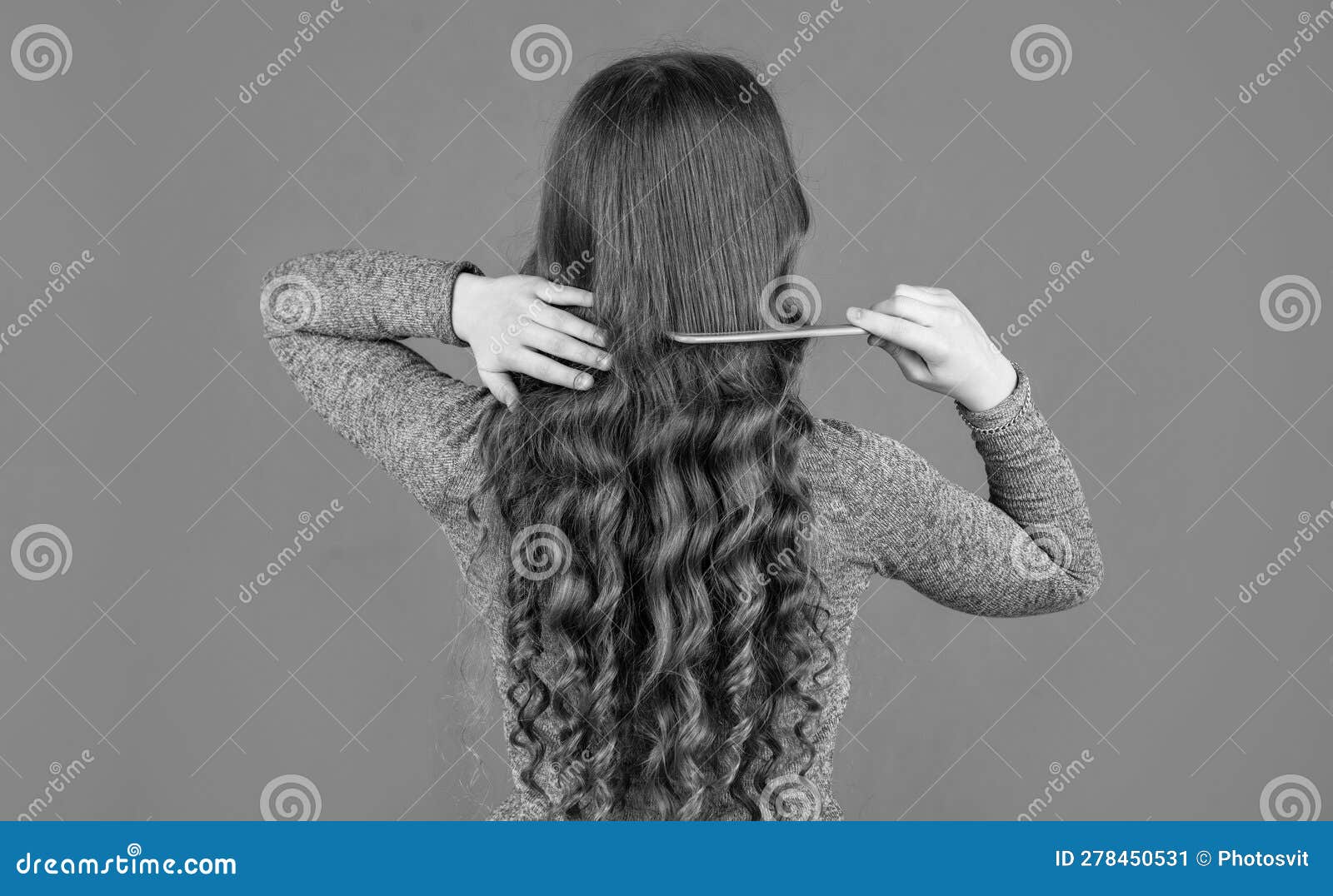 Um homem sério e bonito com cabelo encaracolado e camisa xadrez