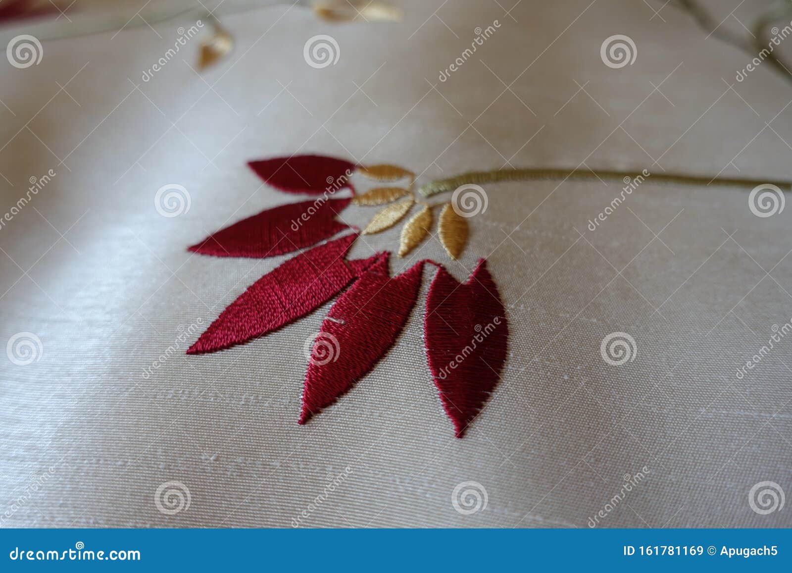 Revestimiento Flores Rojas Bordadas En Tela Blanca de archivo - Imagen de rojo, aceituna: 161781169