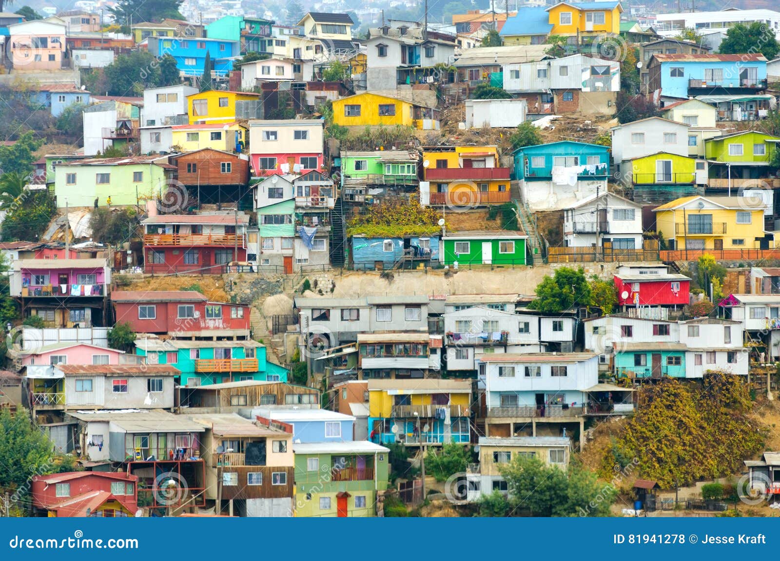 revoltijo-de-casas-en-valparaiso-chile-81941278.jpg