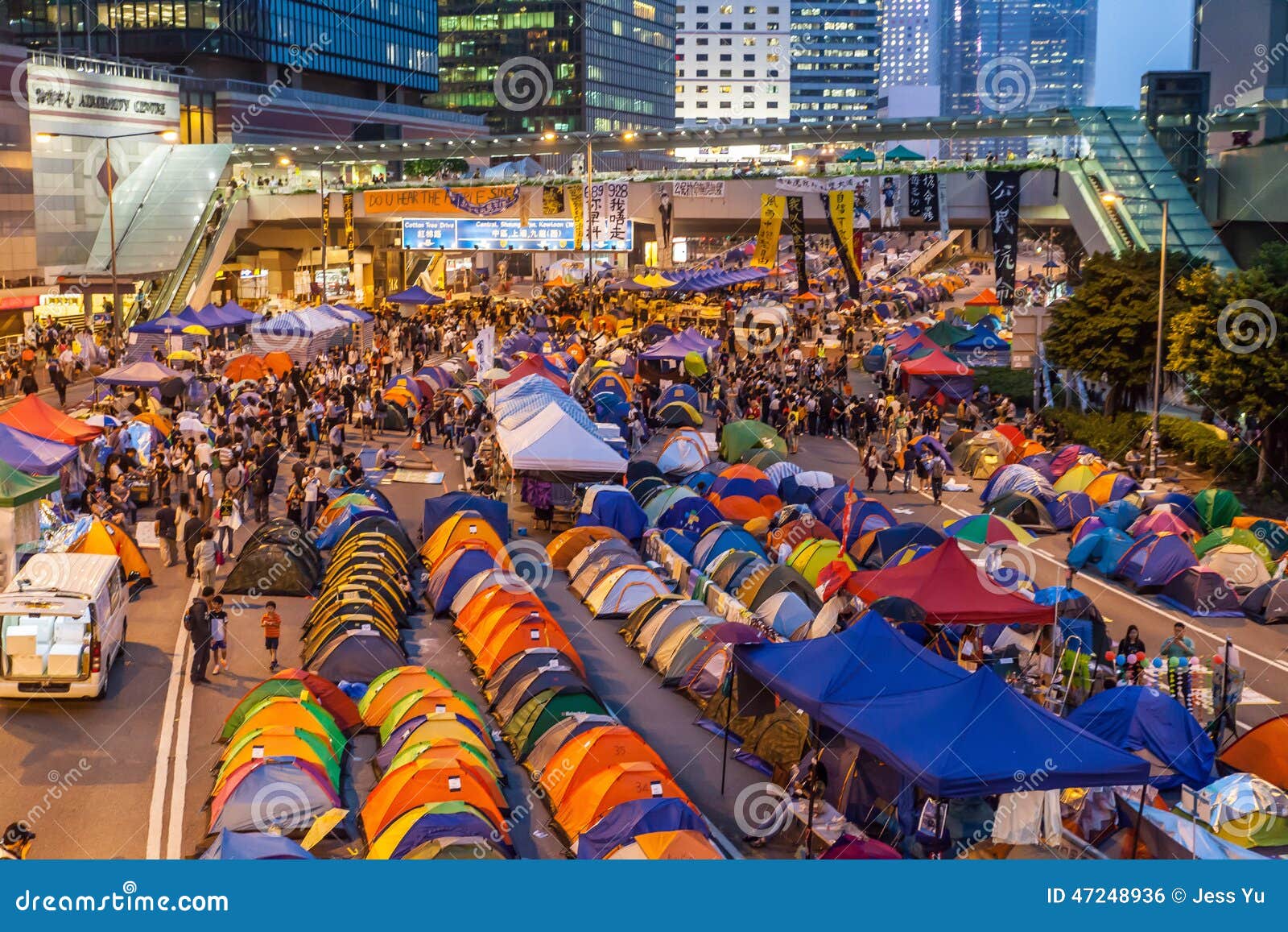 Revolução do guarda-chuva em Hong Kong 2014. HONG KONG, O 24 DE OUTUBRO: Revolução do guarda-chuva em Admiralty o 24 de outubro de 2014 Os povos de Hong Kong estão lutando por um sufrágio universal genuíno para a eleição seguinte do diretor-executivo