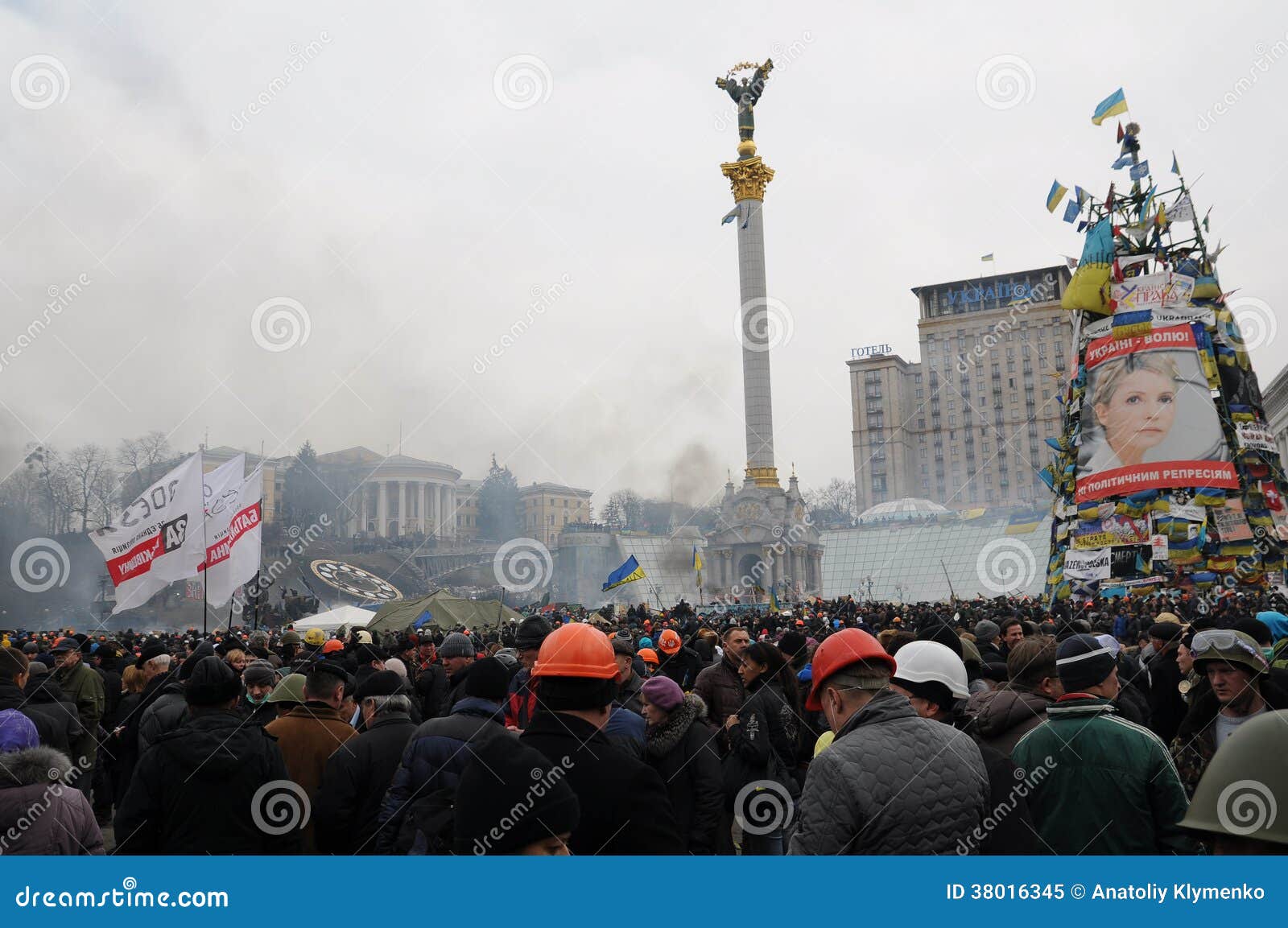 Rewolucja w Kijów, Ukraina. Protestujący w niezależność kwadracie, Kijów, Ukraina bierze część w rewoluci która obalał prezydenta, tła dym i flaga.