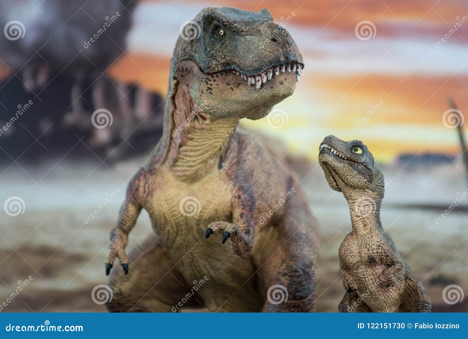 Exitoso operador Hassy Rex Del Tiranosaurio Con El T-rex Del Bebé Con La Tierra Cretácea En El  Fondo Foto de archivo - Imagen de familia, criatura: 122151730
