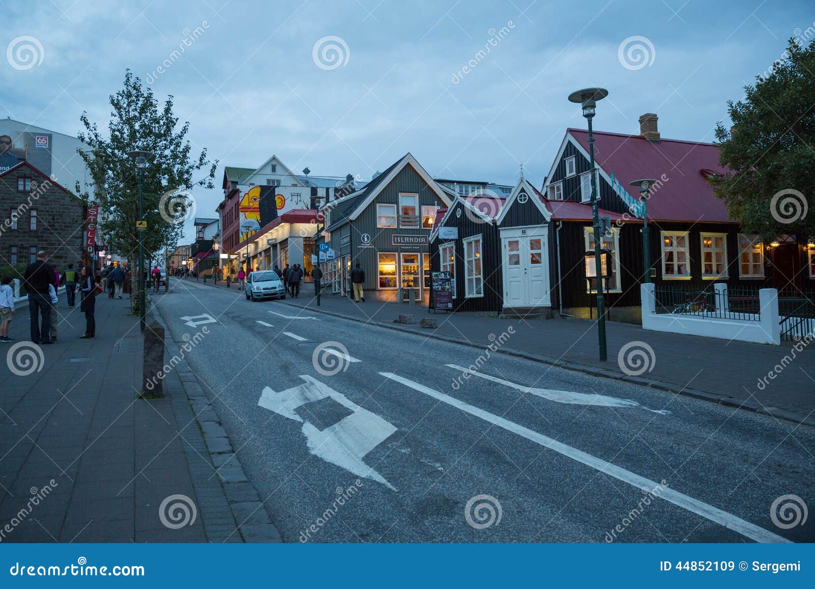 REYKJAVIK, 4 IJSLAND-AUGUSTUS: Stadsstraten 4, 2013 in Reykjavik, IJsland Straten van het kapitaal waarin zij het grootste deel van de bevolking van het land leven