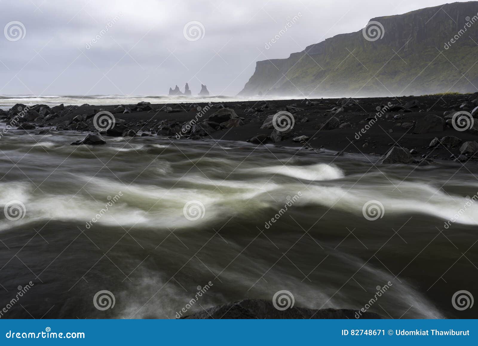 Reynisdrangar havsbuntar från stranden - sikter runt om Island, Nort. Reynisdrangar havsbuntar från stranden - sikter runt om Island, Nordeuropa i vinter med snö och is