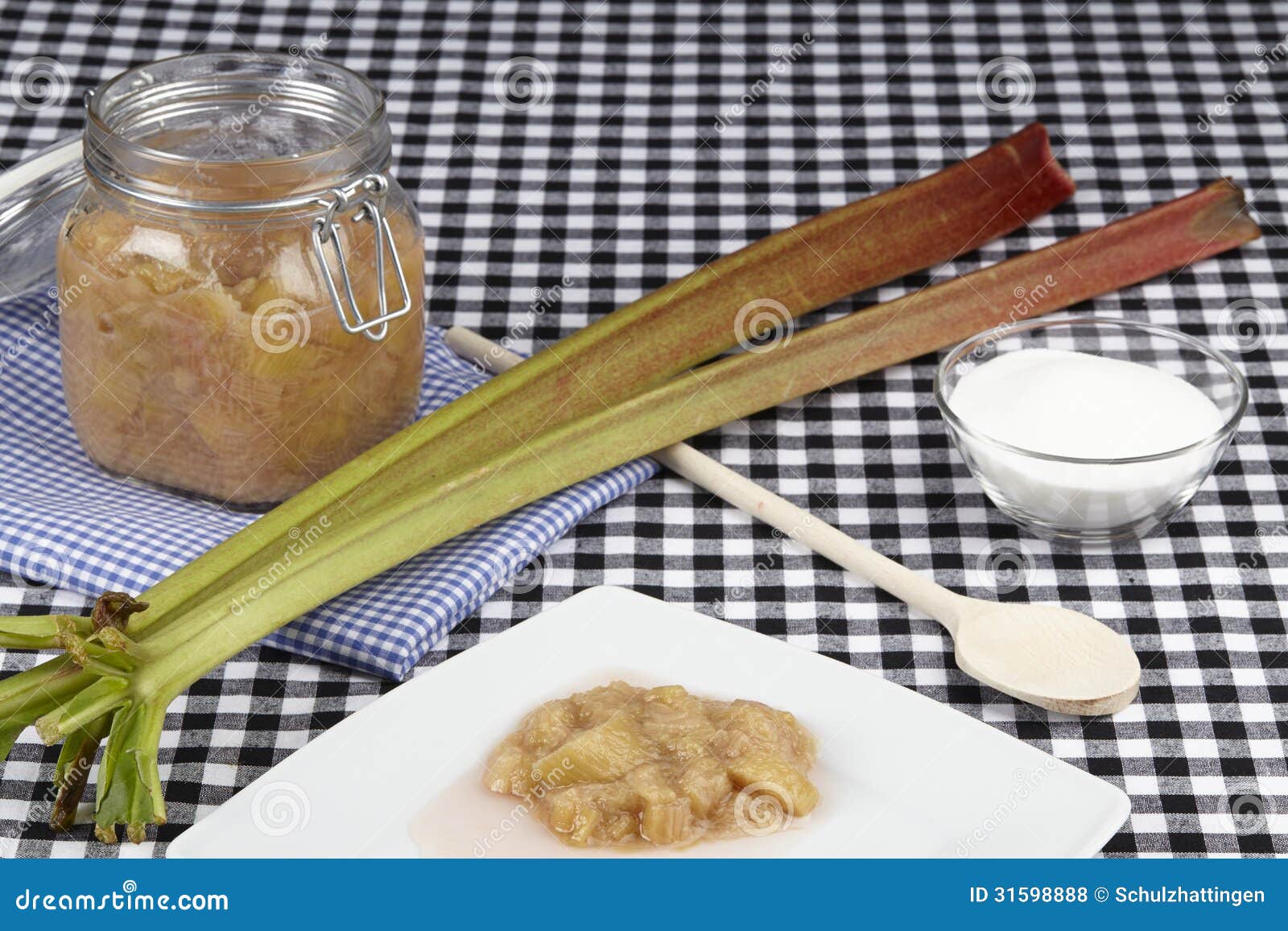Rhubarbe Cuisson De Compote Photo stock Image du choc, cuillère