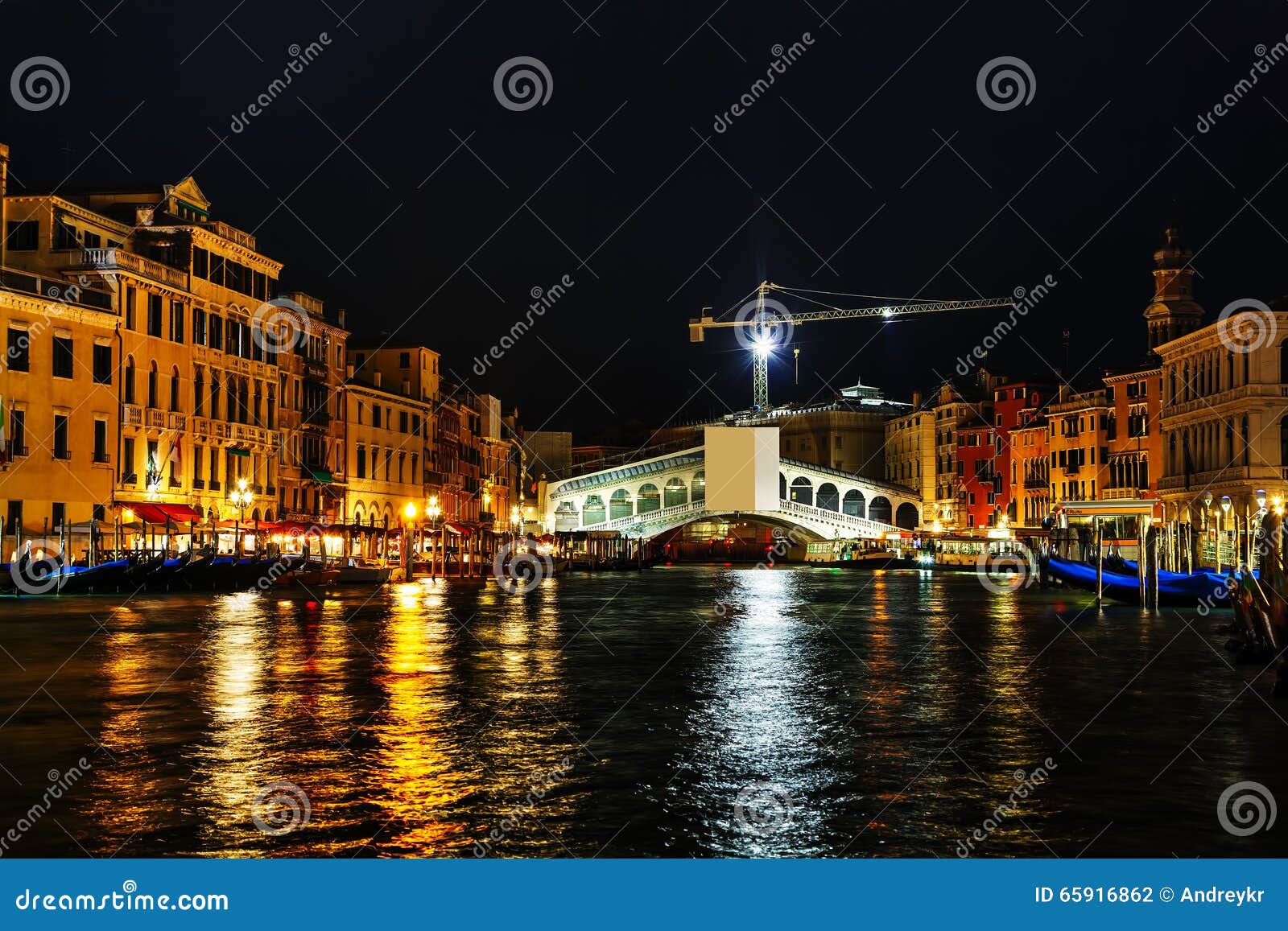 Rialtobrug (Ponte Di Rialto) in Venetië, Italië bij nacht