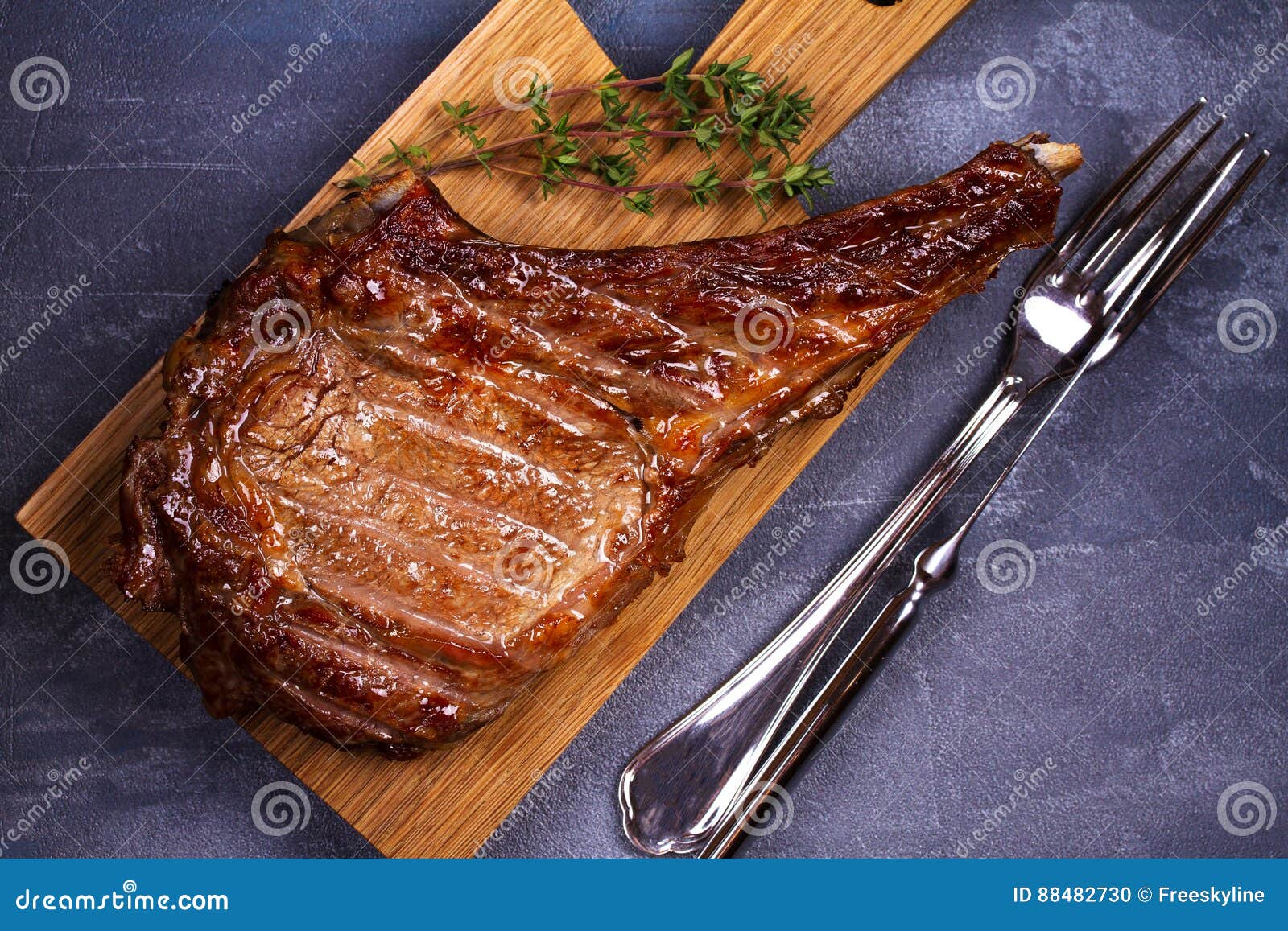 Rib Eye Beef Steak Mit Thymian Auf Hackendem Brett Stockfoto Bild von