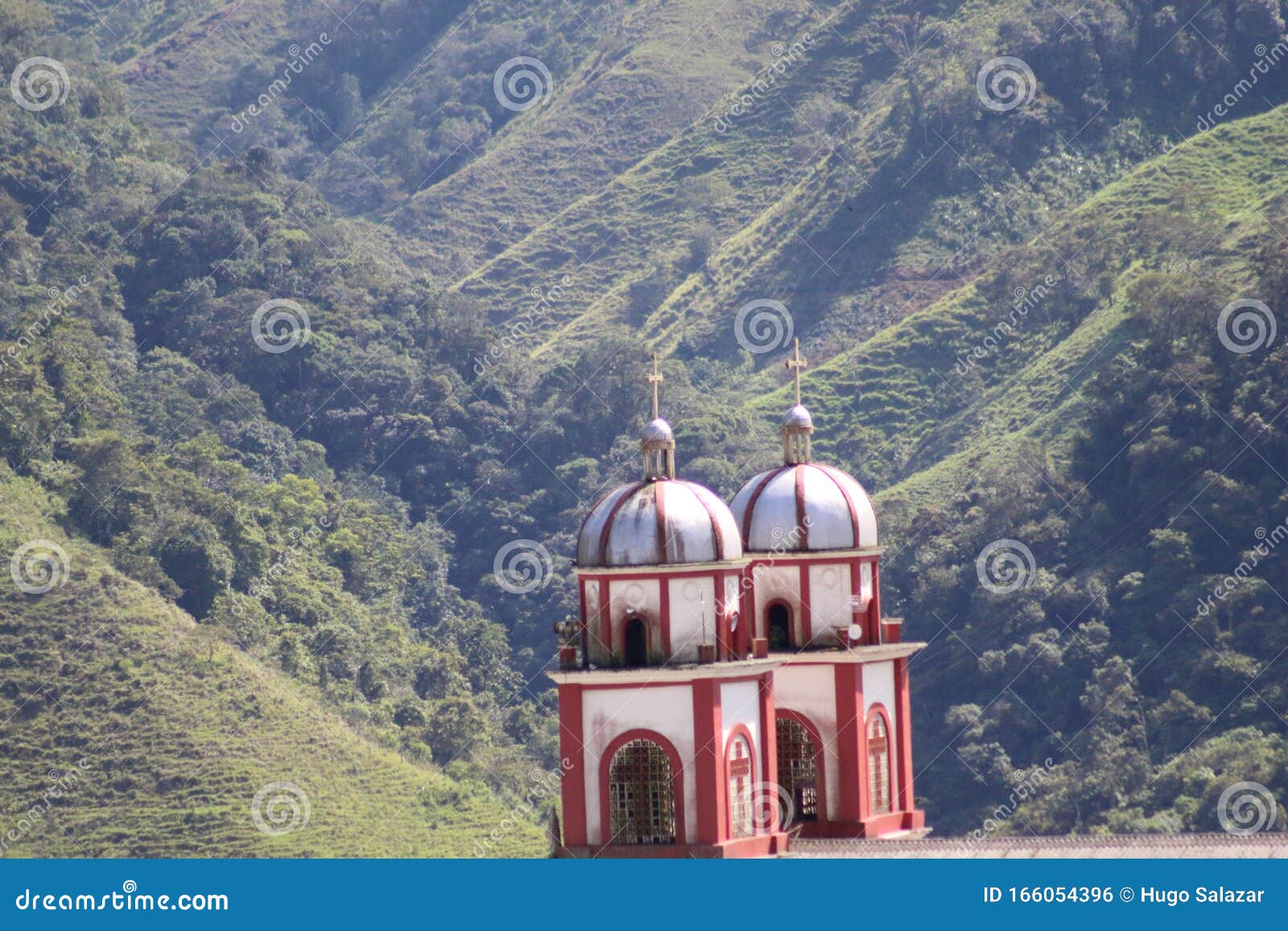 Rica Iglesia De Ciudad Con Paisaje Foto de archivo - Imagen de coma,  oscuro: 166054396