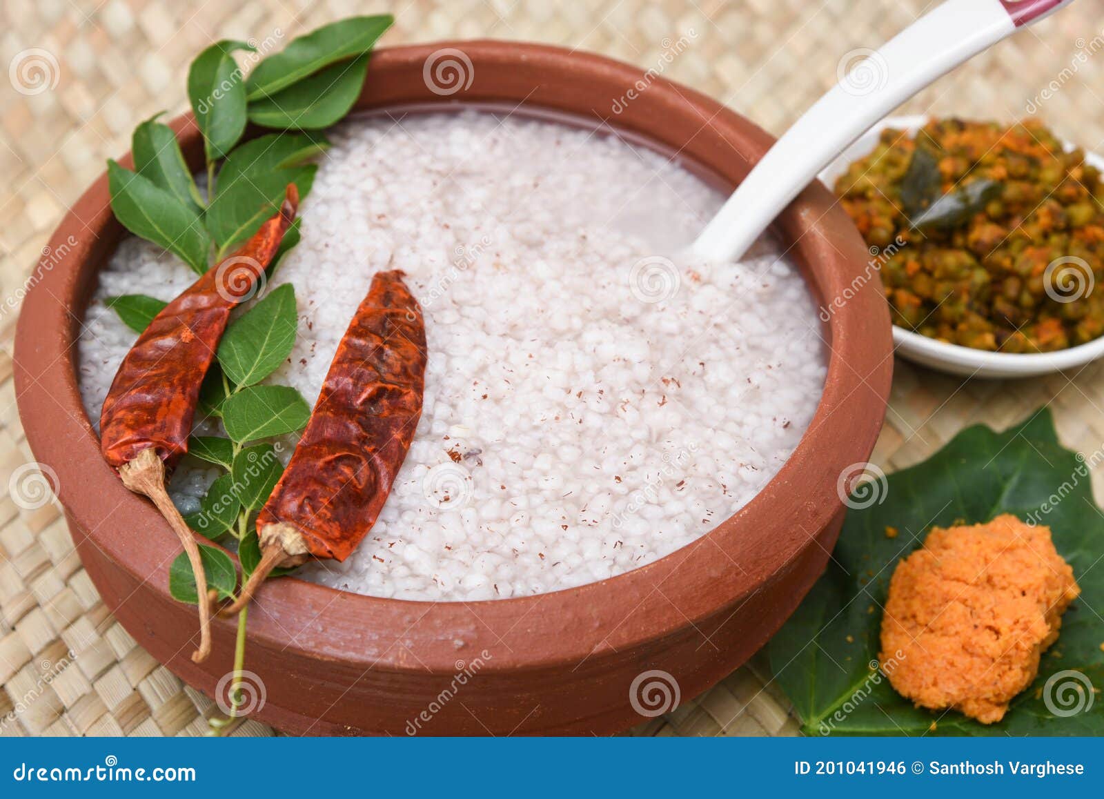 https://thumbs.dreamstime.com/z/rice-porridge-kanji-gruel-clay-pot-palm-mat-background-kerala-south-india-congee-soup-green-gram-curry-chammanthi-ayurveda-diet-201041946.jpg