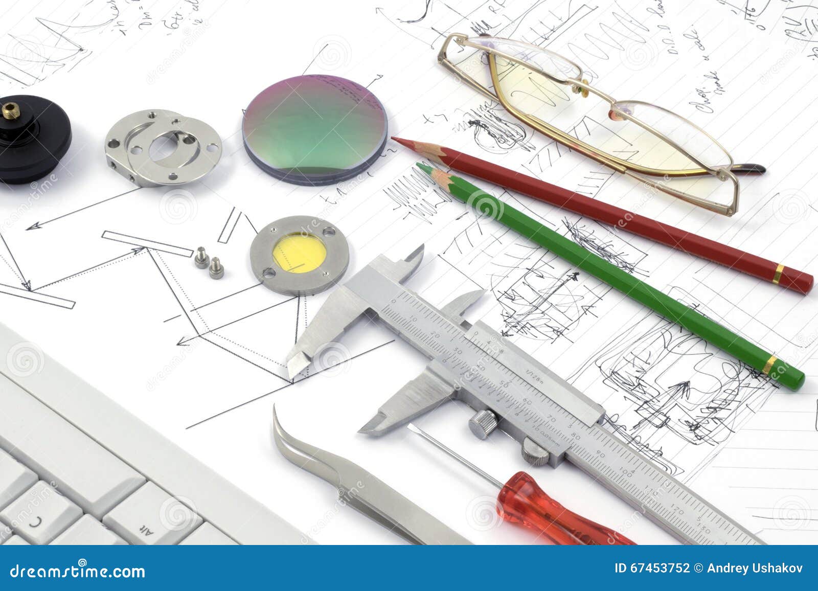 Ricerca e sviluppo - area di lavoro. Un'area di lavoro di un desginer, di uno sviluppatore dell'nuove tecnologie con gli elementi delle ottica, di un'elettronica, di una scienza e dell'invenzione