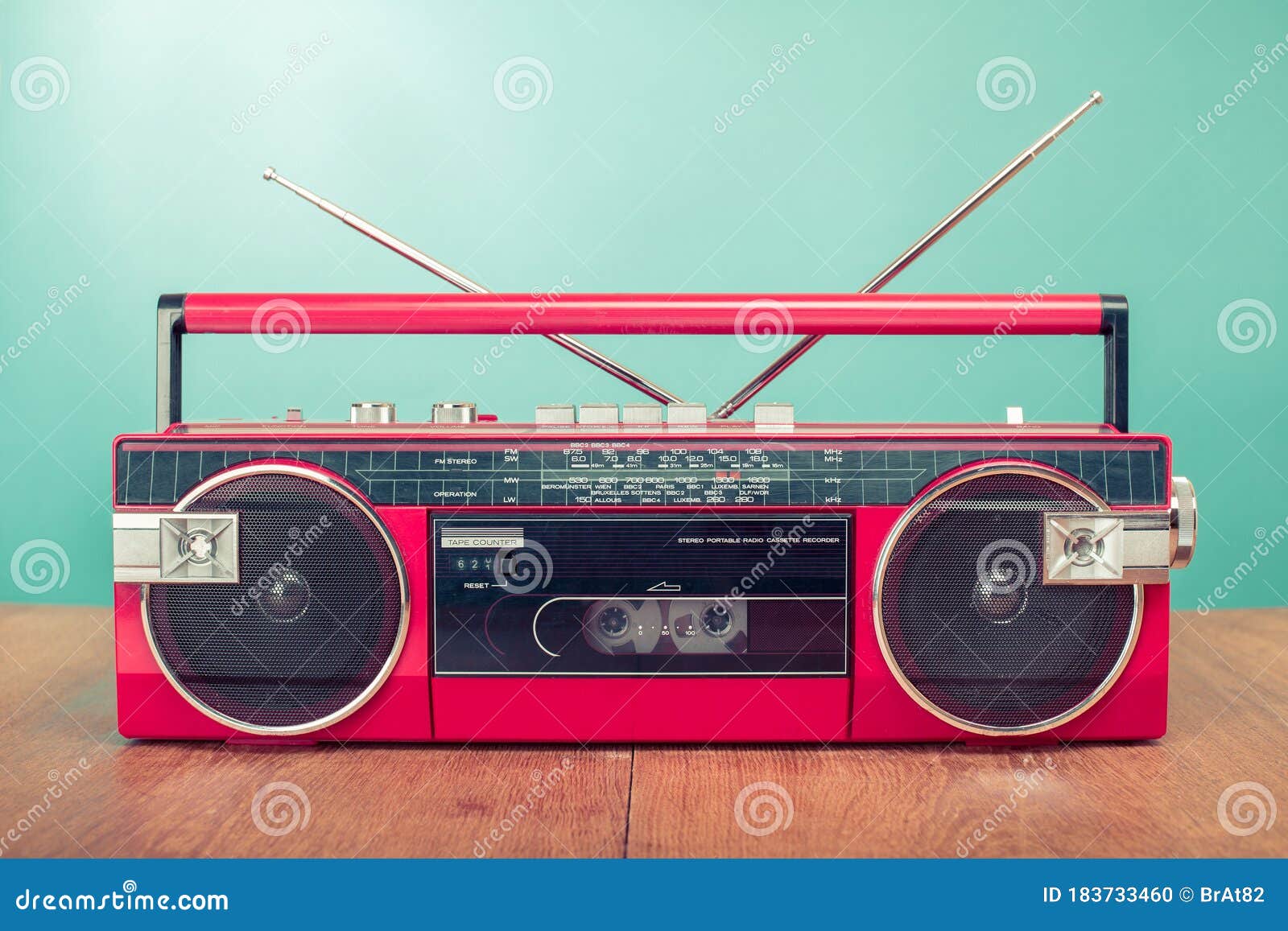 Ricevitore Radio Portatile Stereo Portatile Retrodatato Con Registratore a  Cassette Di Circa Lo Sfondo Della Parete Dell'acquamari Fotografia Stock -  Immagine di premio, bandiera: 183733460