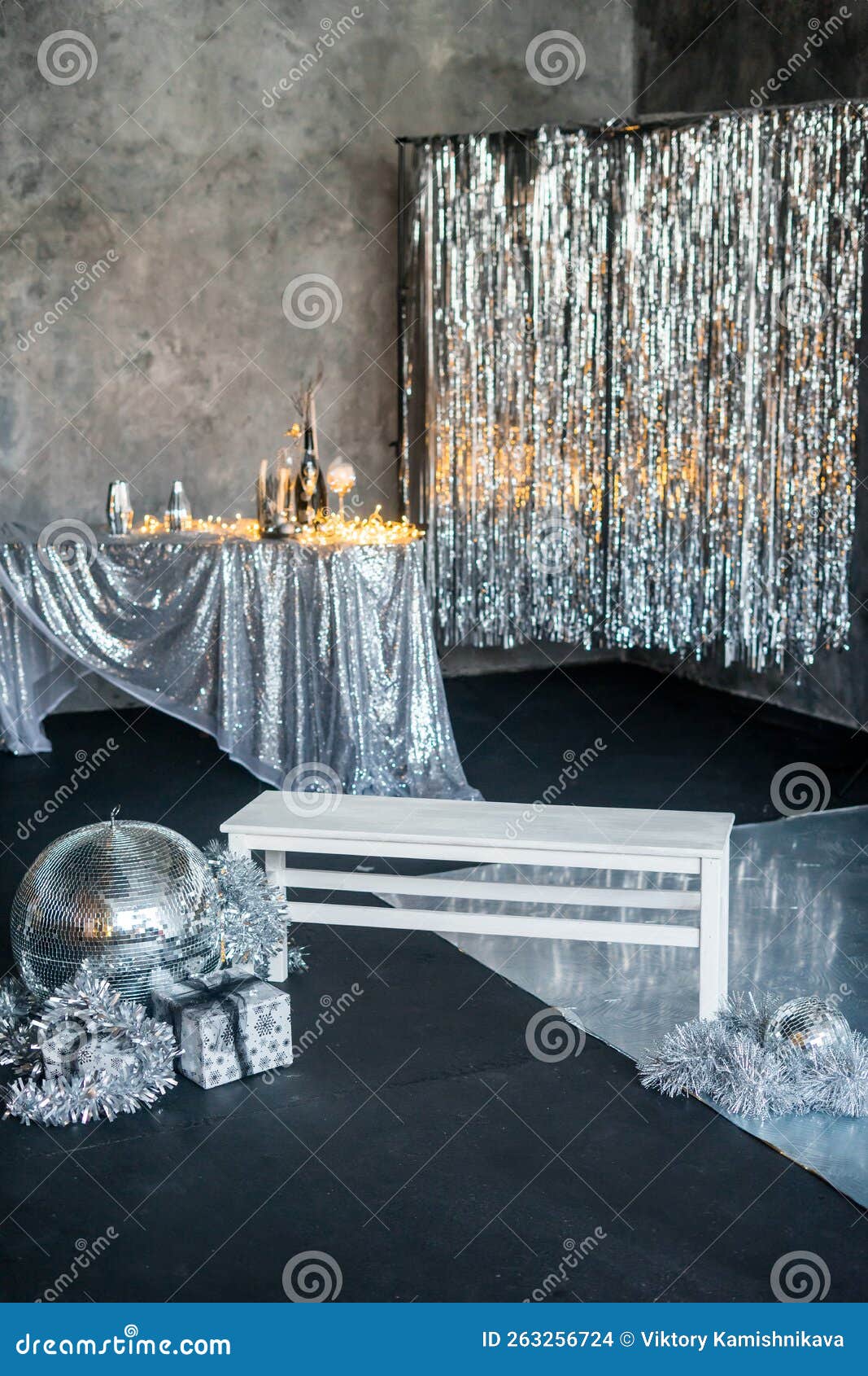 Rideau De Lumière. Rideau De Frange En Feuille D'argent Shimmer Fête D' anniversaire Noël Nouvelle Année Photo stock - Image du contexte,  conception: 263256724